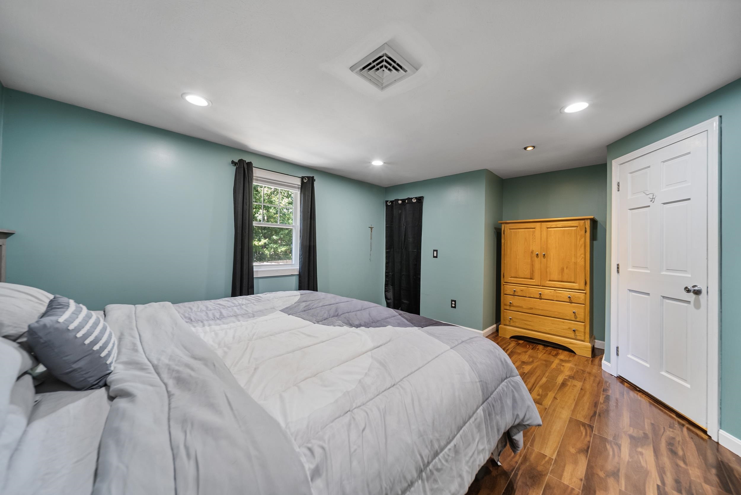 Derry, New Hampshire, 03038, United States, 3 Bedrooms Bedrooms, ,1 BathroomBathrooms,Residential,For Sale,1938906