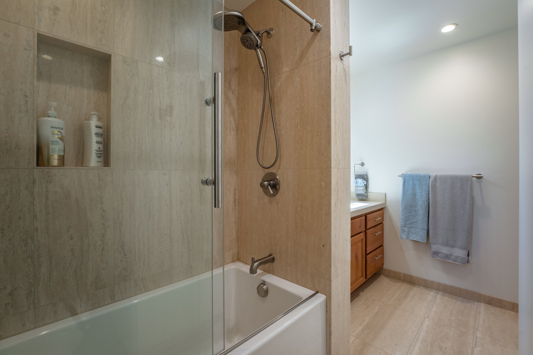  Loved and Cared For West Shore Home with Large Detached Garage and ADU Potential - 物件實景