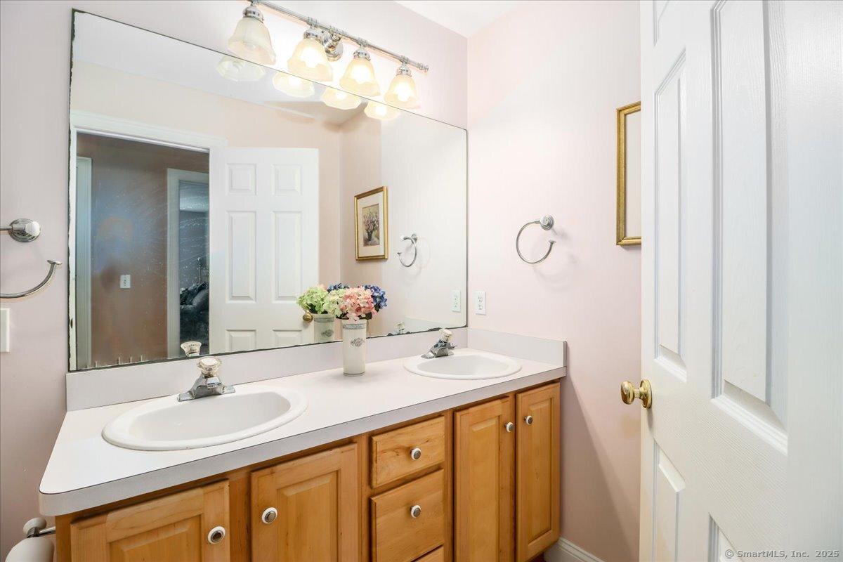 Shelton, Connecticut, 06484, United States, 5 Bedrooms Bedrooms, ,4 BathroomsBathrooms,Residential,For Sale,1943251