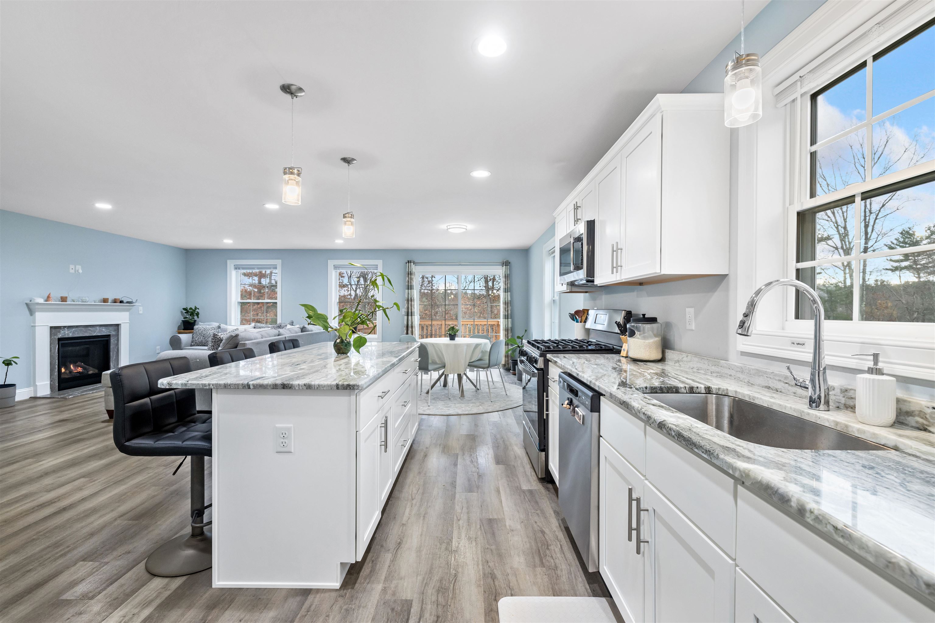 Hudson, New Hampshire, 03051, United States, 3 Bedrooms Bedrooms, ,2 BathroomsBathrooms,Residential,For Sale,1990943