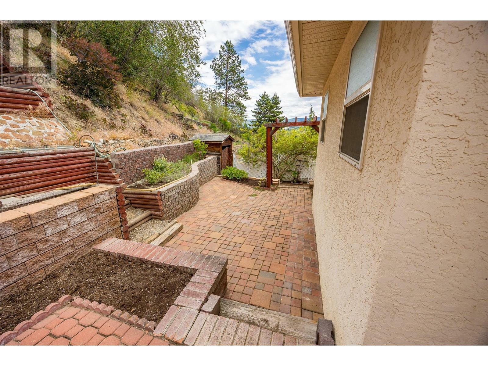 KELOWNA, British Columbia, V1V 1X3, CA, 4 Bedrooms Bedrooms, ,3 BathroomsBathrooms,Residential,For Sale,1876353