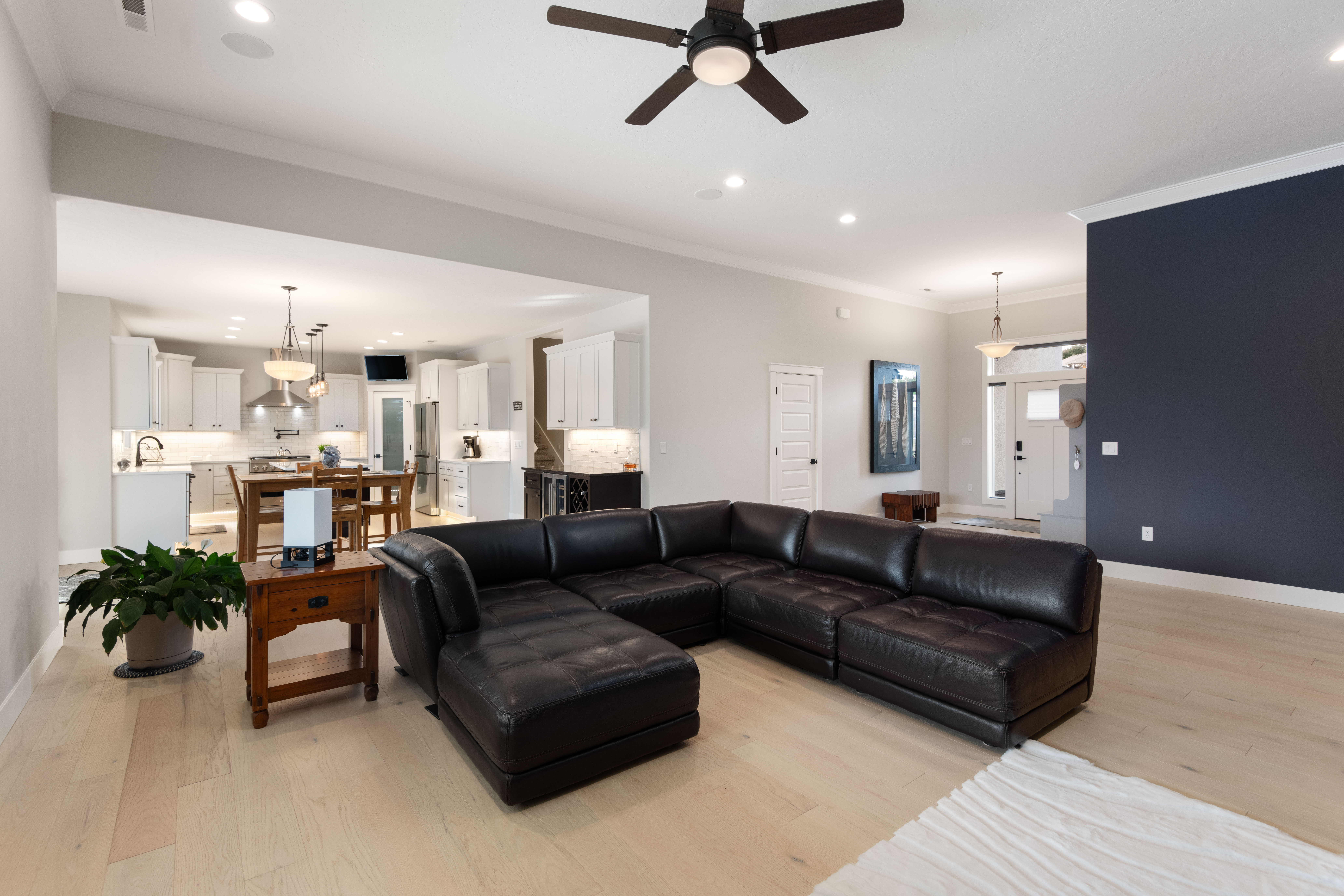  Extravagant, Luxury Living with 2,880 sq ft Garage - 物件實景
