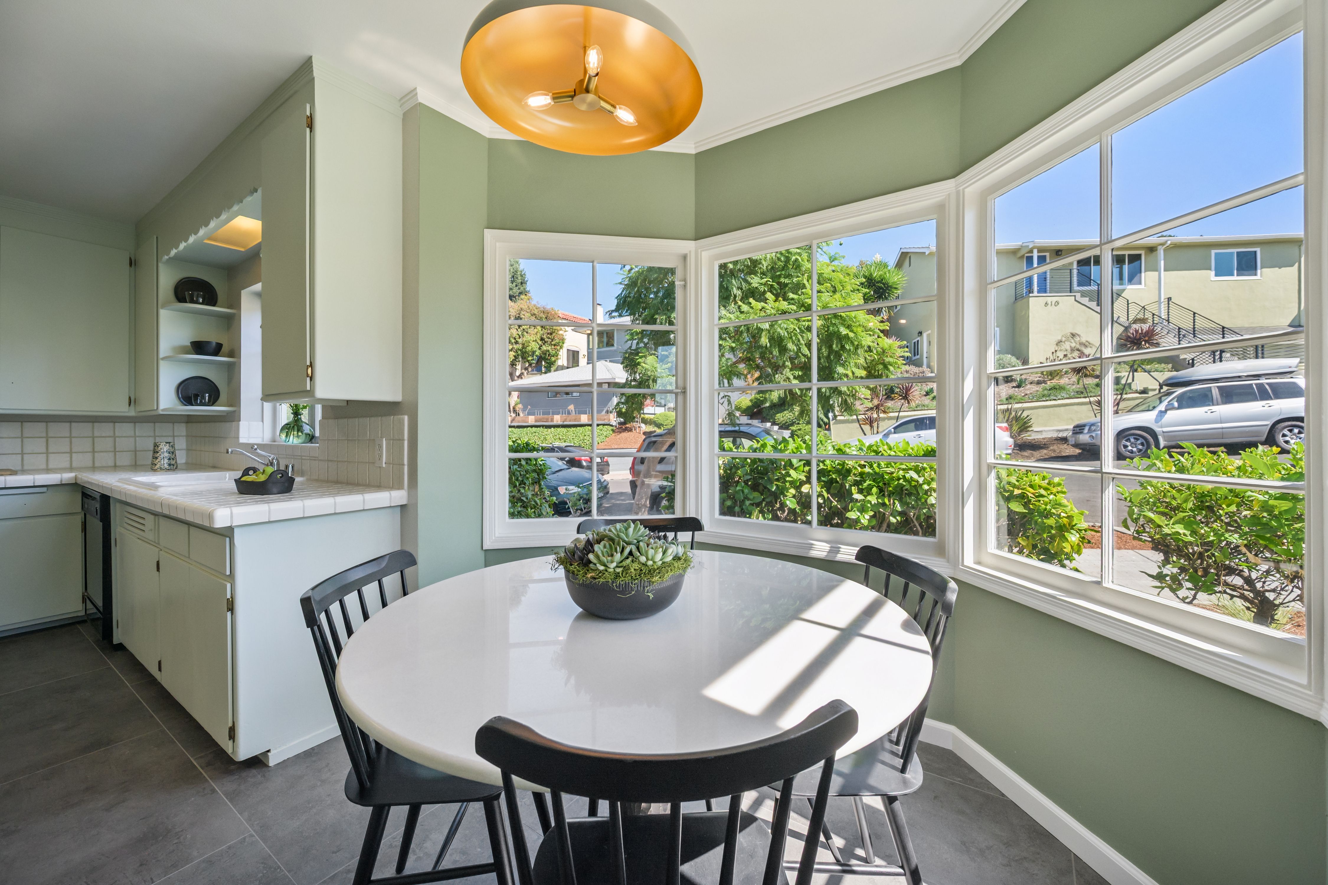  Spacious Corner-Lot Residence Offering Flexible Living Near Lake Merritt - 物件實景