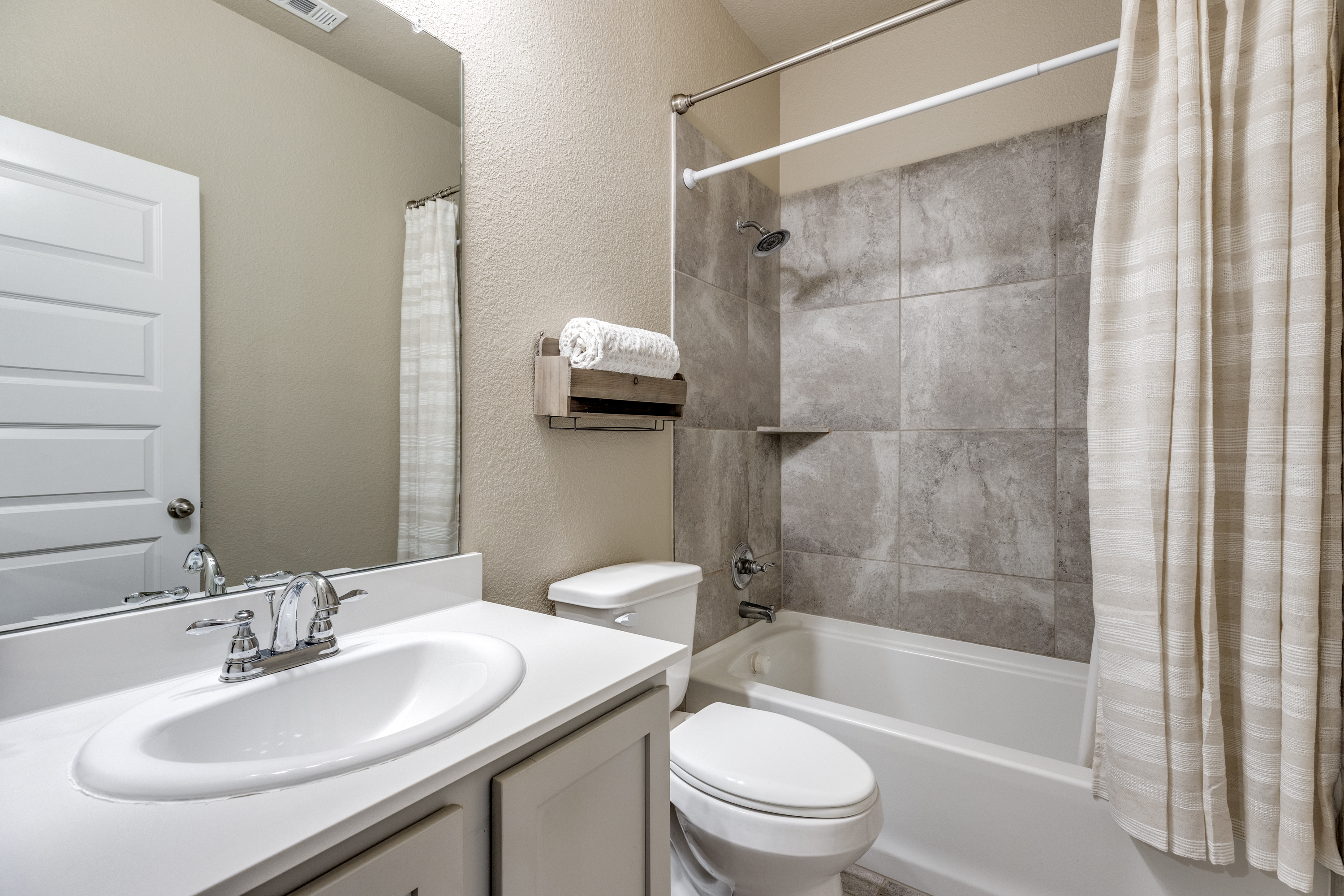  2800 Lakeside Drive - 物件實景