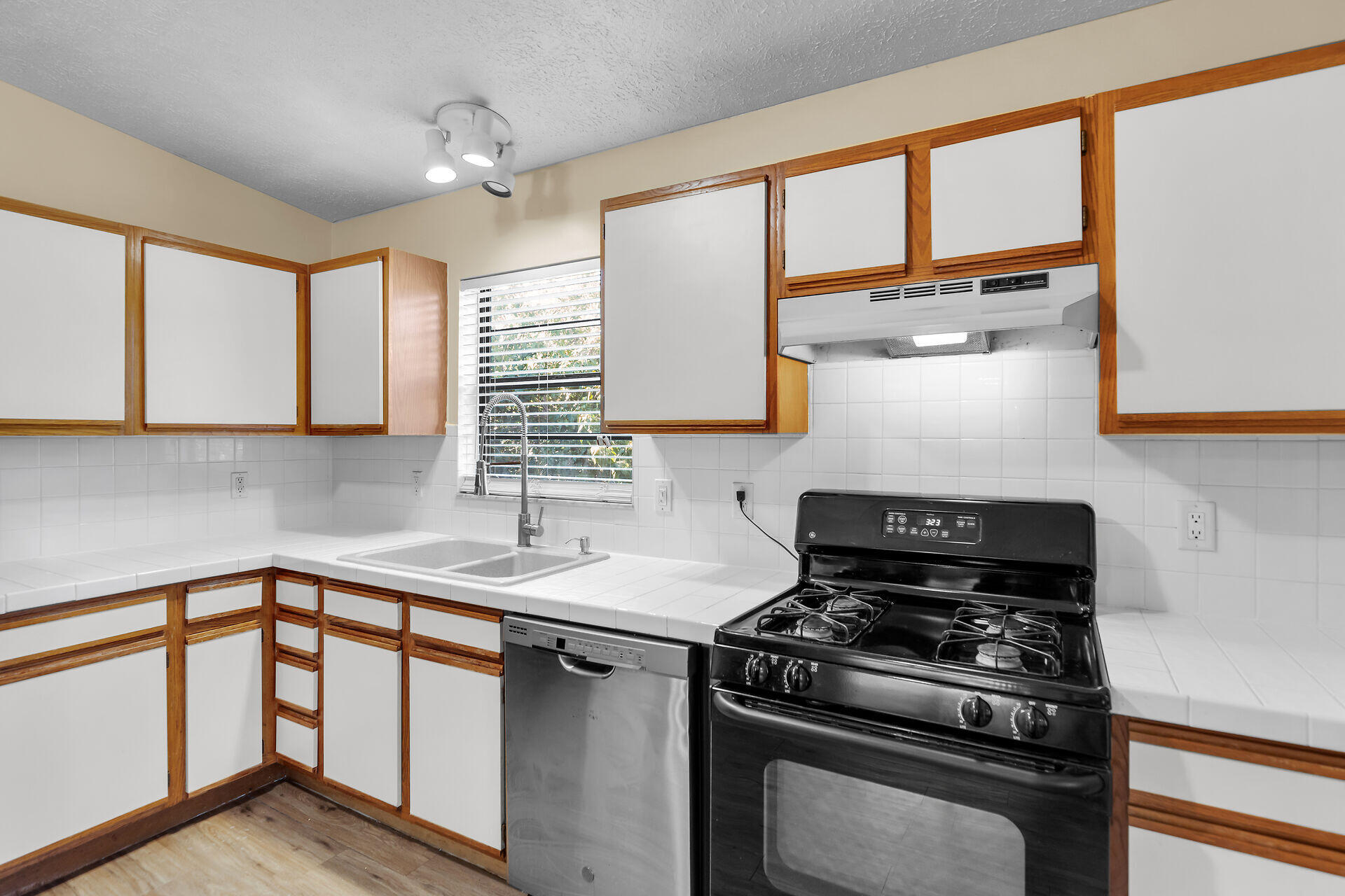 MARATHON, Florida, 33050, United States, 2 Bedrooms Bedrooms, ,2 BathroomsBathrooms,Residential,For Sale,1707651