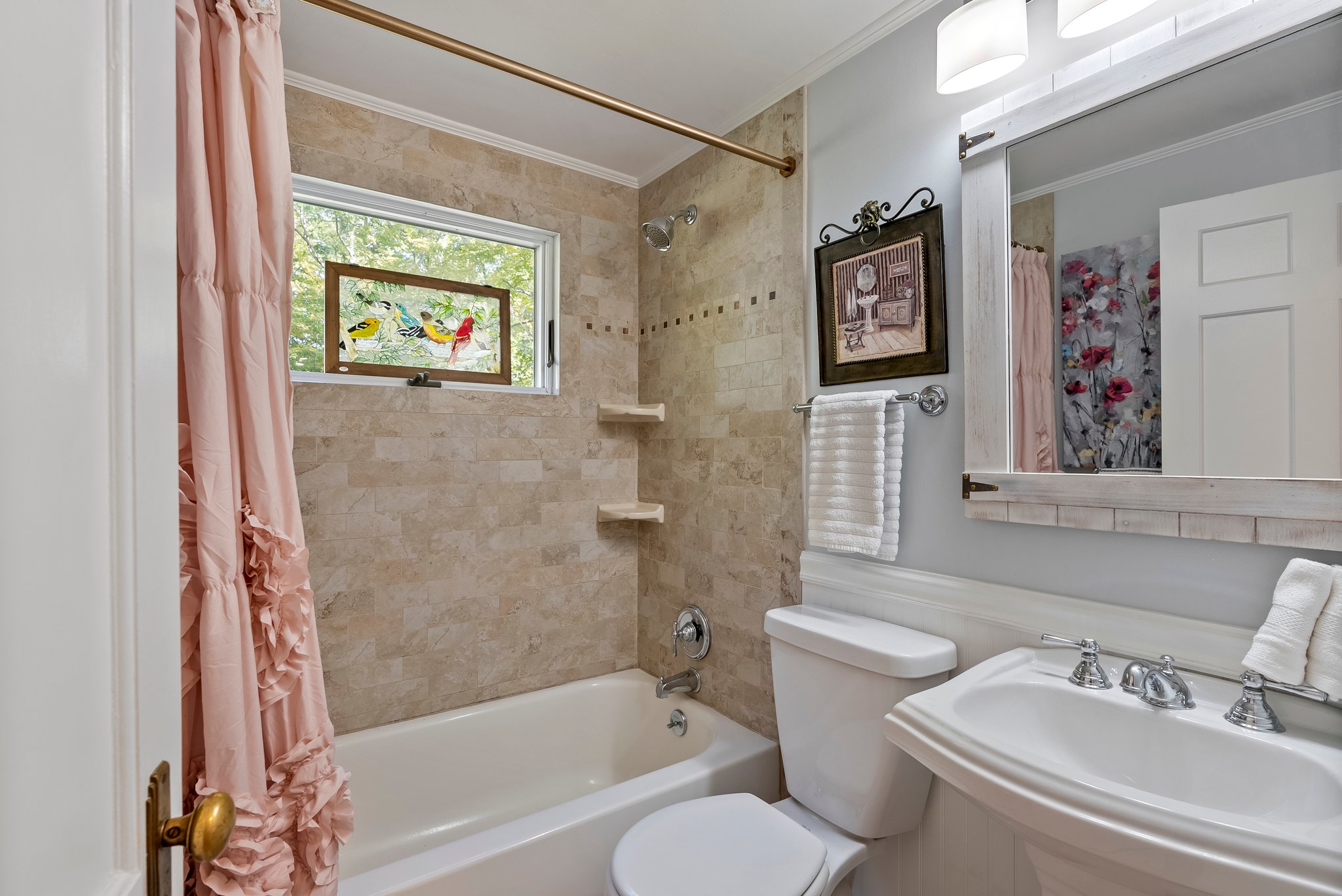  Charming Expanded Cape is Newly Remodeled - 物件實景