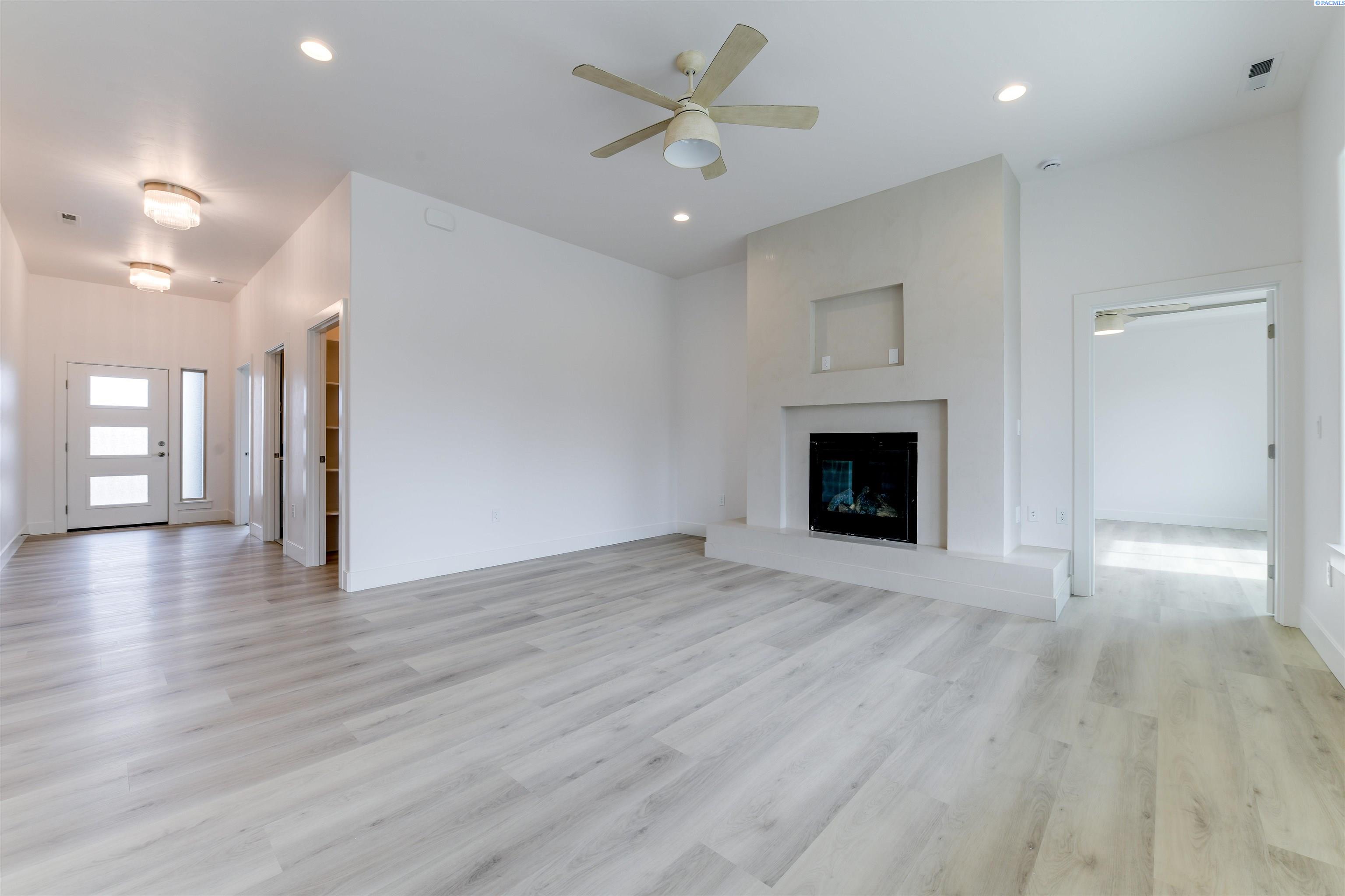 Richland, Washington, 99352, United States, 4 Bedrooms Bedrooms, ,1 BathroomBathrooms,Residential,For Sale,1992937