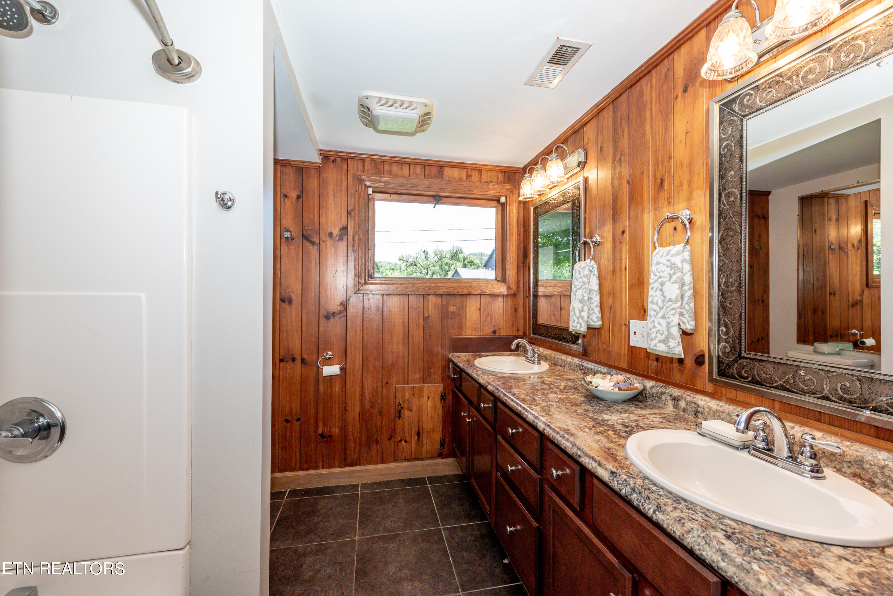 Townsend, Tennessee, 37882, United States, 3 Bedrooms Bedrooms, ,2 BathroomsBathrooms,Residential,For Sale,1984041