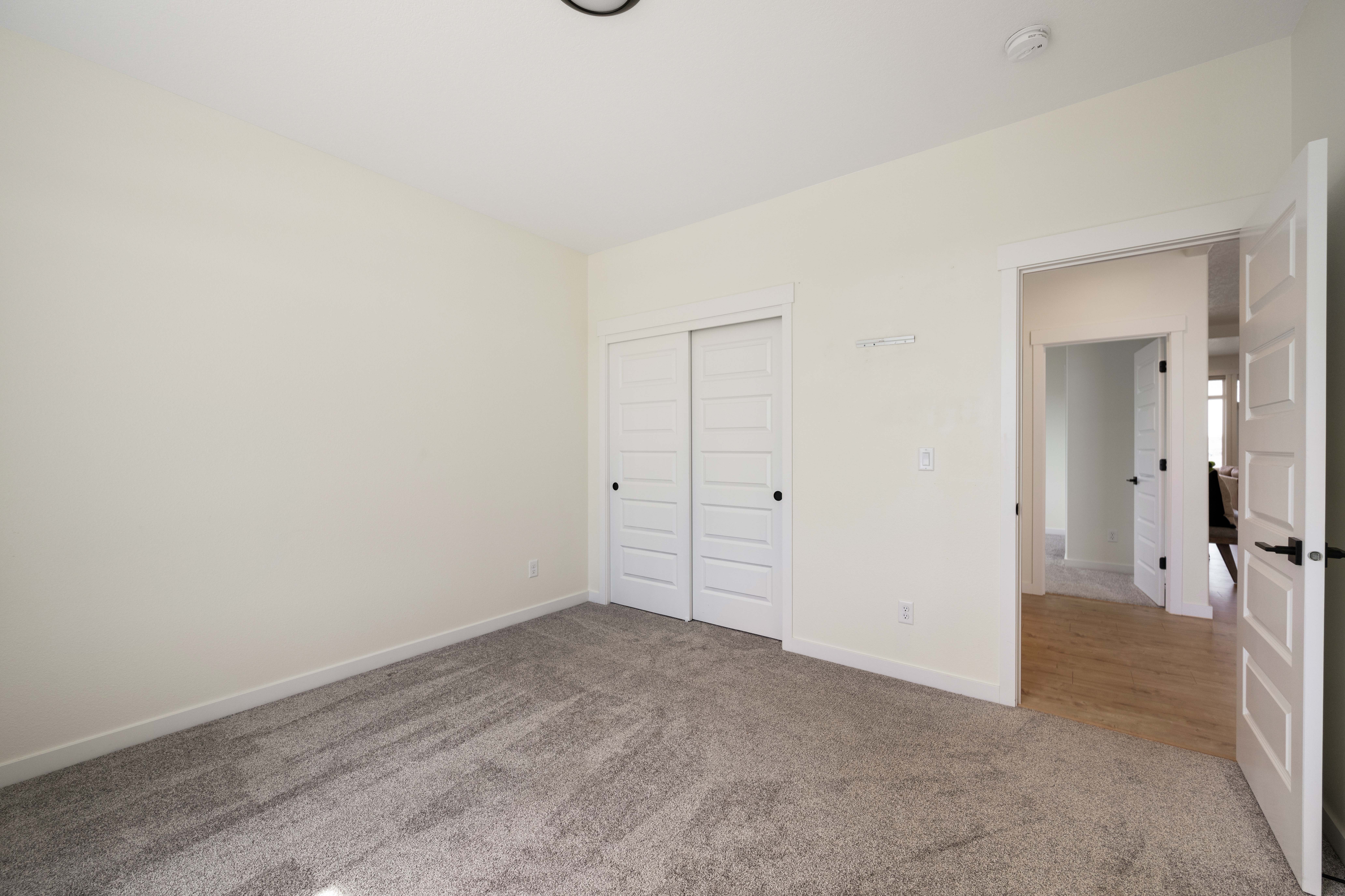  Like New, Fully Fenced, Corner Lot & 4-Car Garage - 物件實景