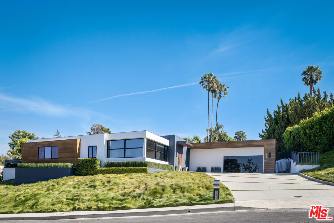 Los Angeles, California, 90049, United States, 4 Bedrooms Bedrooms, ,5 BathroomsBathrooms,Residential,For Sale,1862276