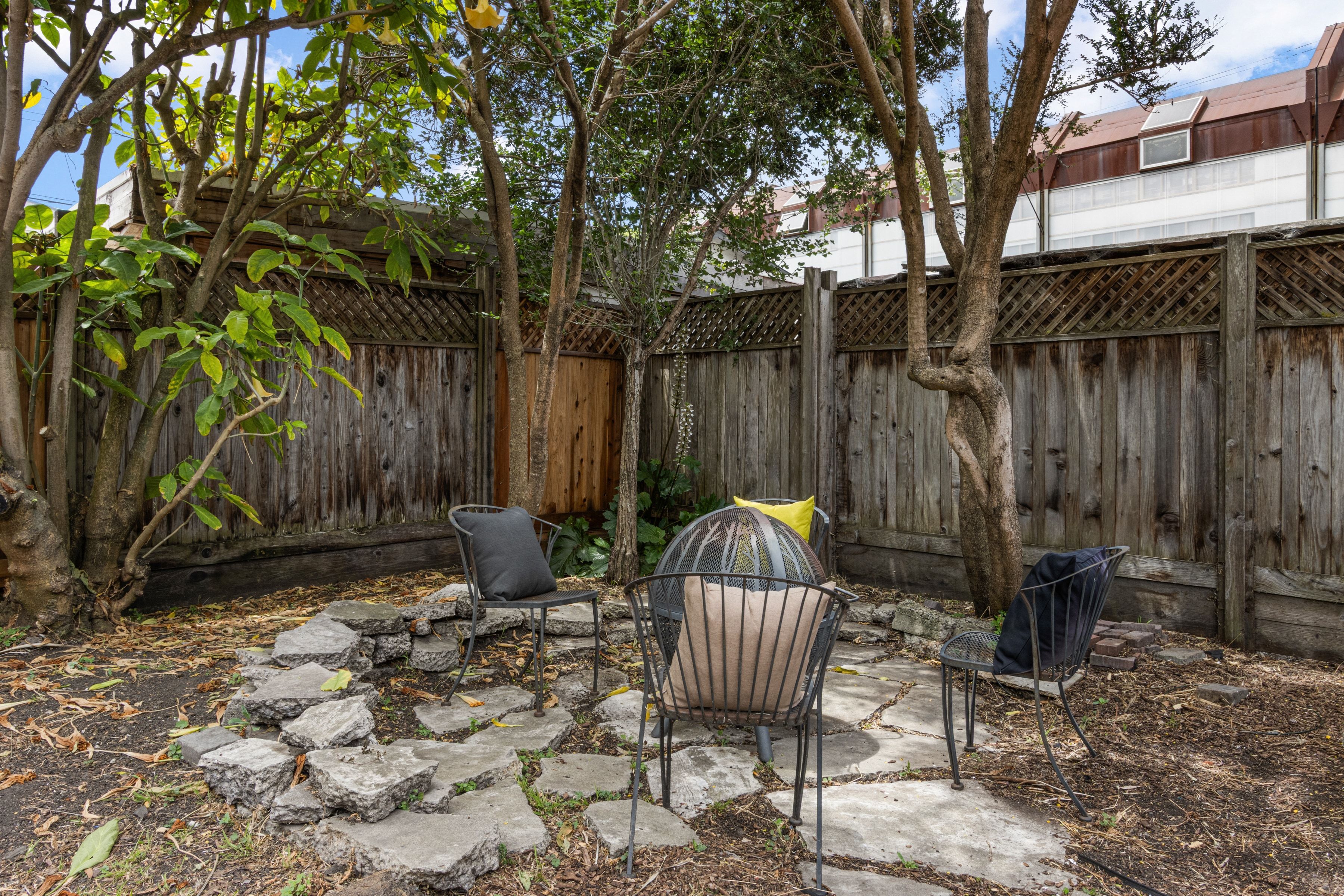  A Storybook North Oakland Cottage Offering Charm, Character, and Potential - 物件實景