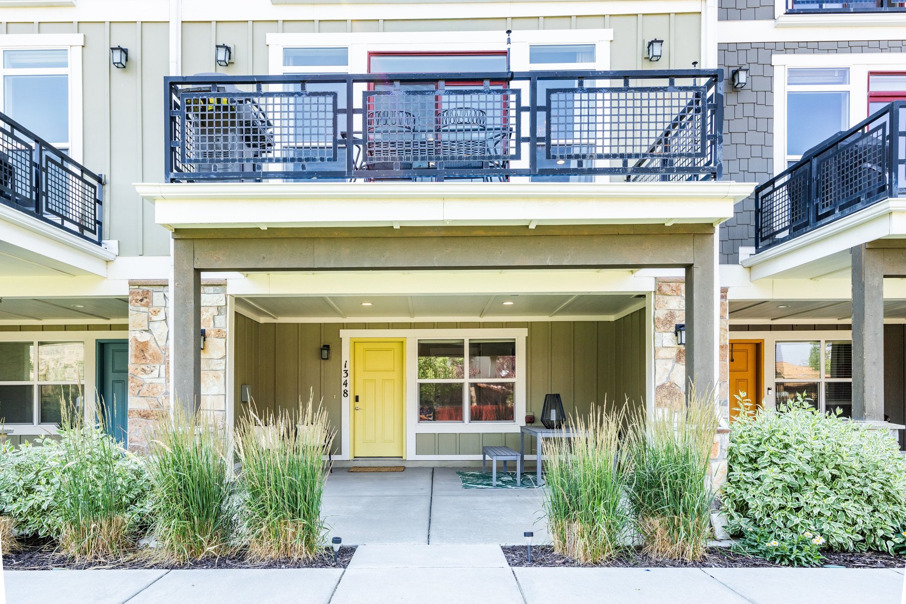  Three Bedroom Townhome with 2-Car Garage Near Trails, Creek, Retail & Golf Club - 物件實景