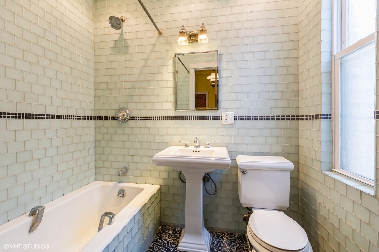 Chicago, Illinois, 60647, United States, 2 Bedrooms Bedrooms, ,1 BathroomBathrooms,Residential,For Sale,1885460