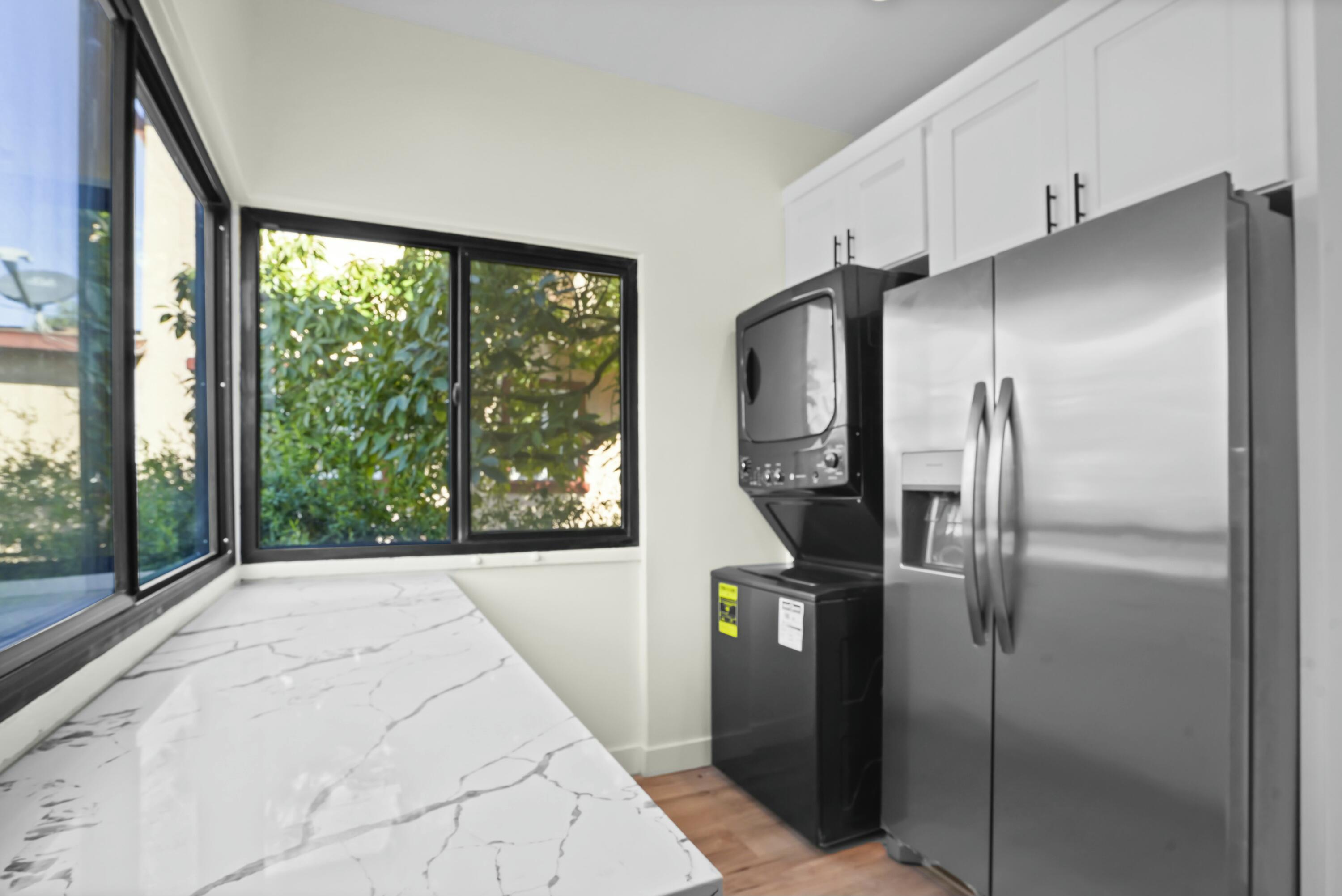Los Angeles, California, 90007, United States, 5 Bedrooms Bedrooms, ,3 BathroomsBathrooms,Residential,For Sale,1860703