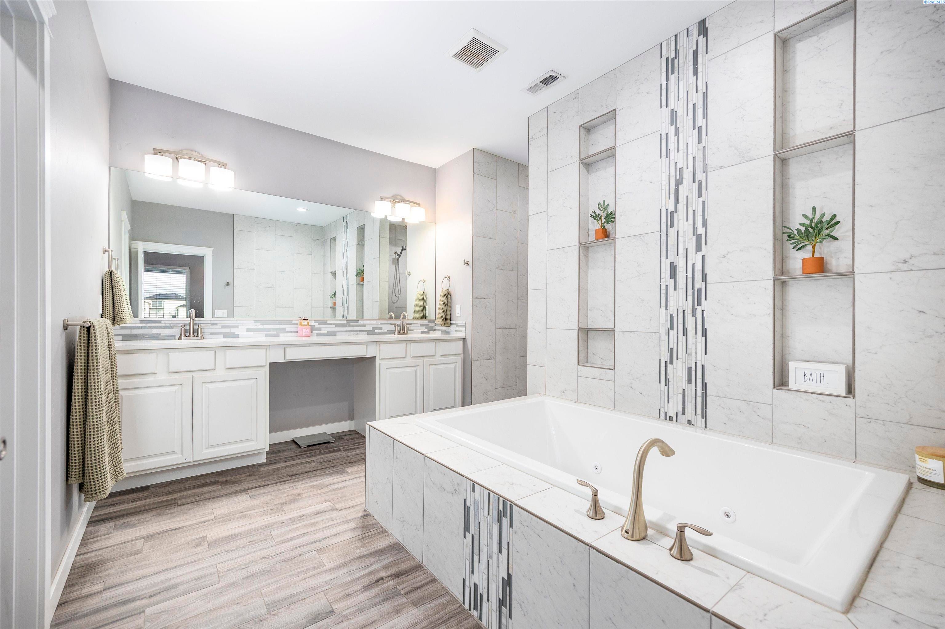 Pasco, Washington, 99301, United States, 6 Bedrooms Bedrooms, ,3 BathroomsBathrooms,Residential,For Sale,2005744