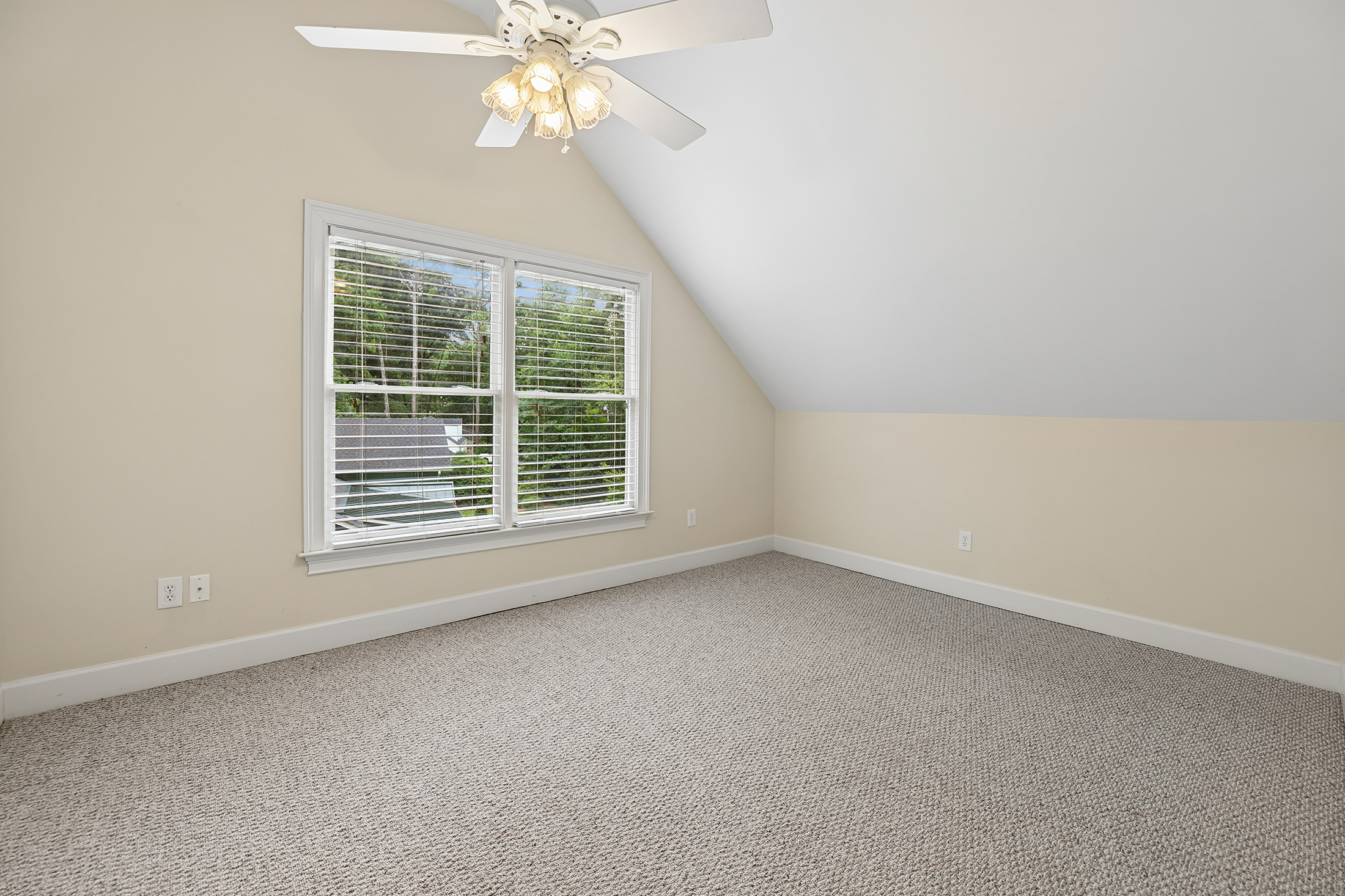  Handsome Updated Home with Amazing Space, Indoors and Out - 物件實景