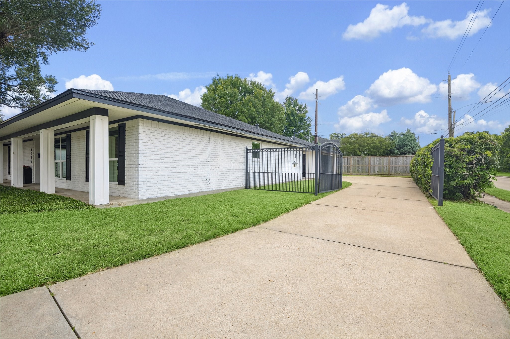  5243 Caversham Drive - 物件實景