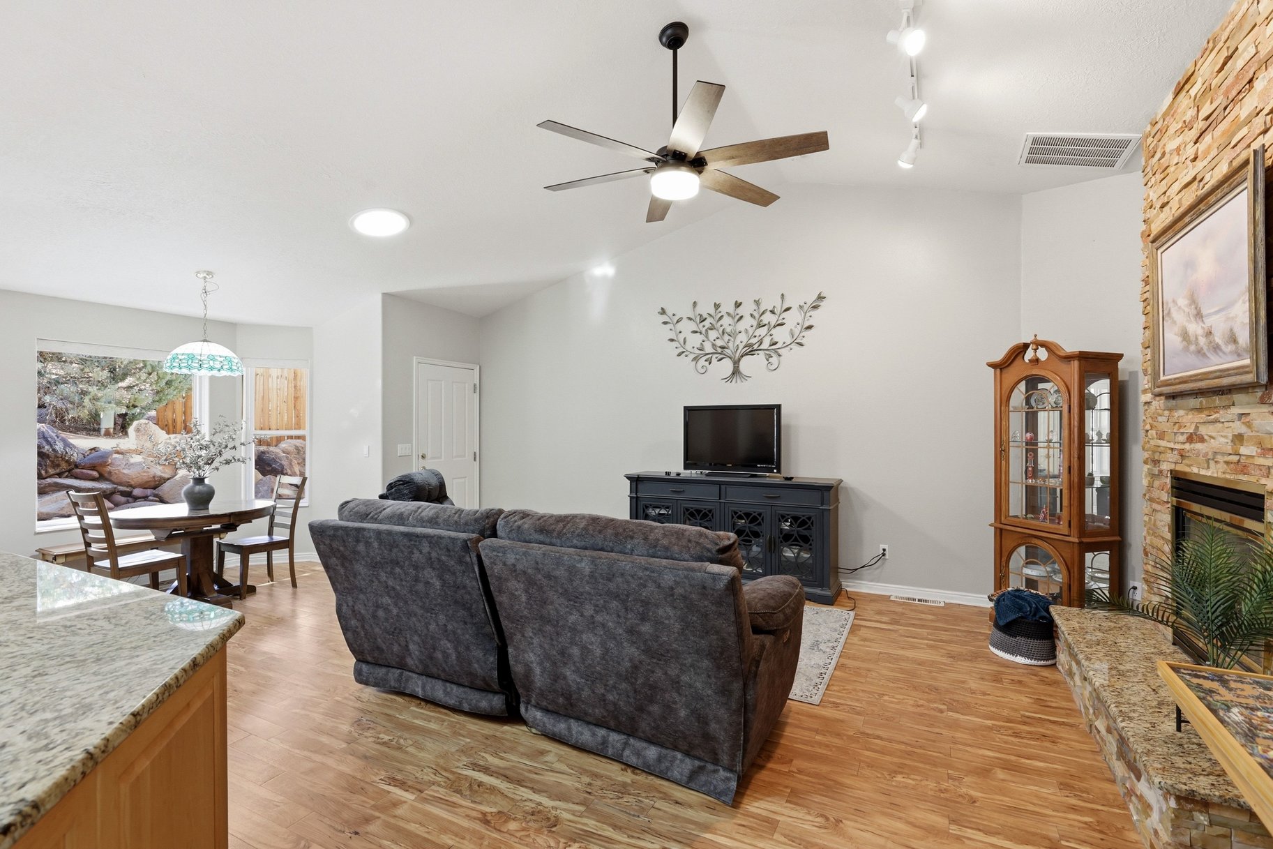  Peaceful Cul-De-Sac Living: Single-Level Home Against Red Rock Views - 物件實景