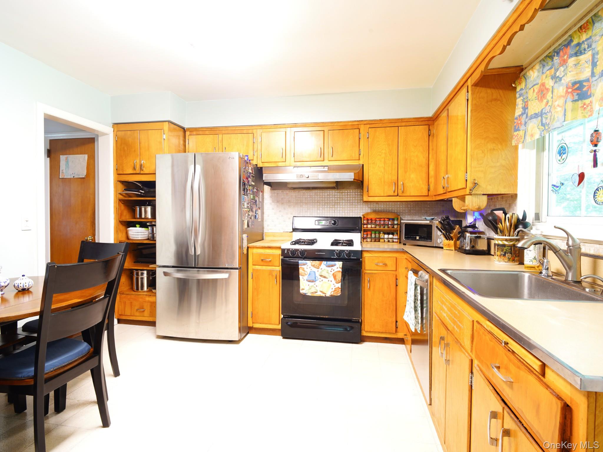 Montebello, New York, 10901, United States, 5 Bedrooms Bedrooms, ,2 BathroomsBathrooms,Residential,For Sale,1992880