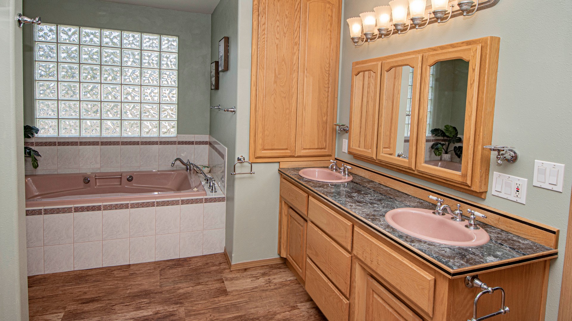Bonners Ferry, Idaho, 83805, United States, 4 Bedrooms Bedrooms, ,4 BathroomsBathrooms,Residential,For Sale,1920426