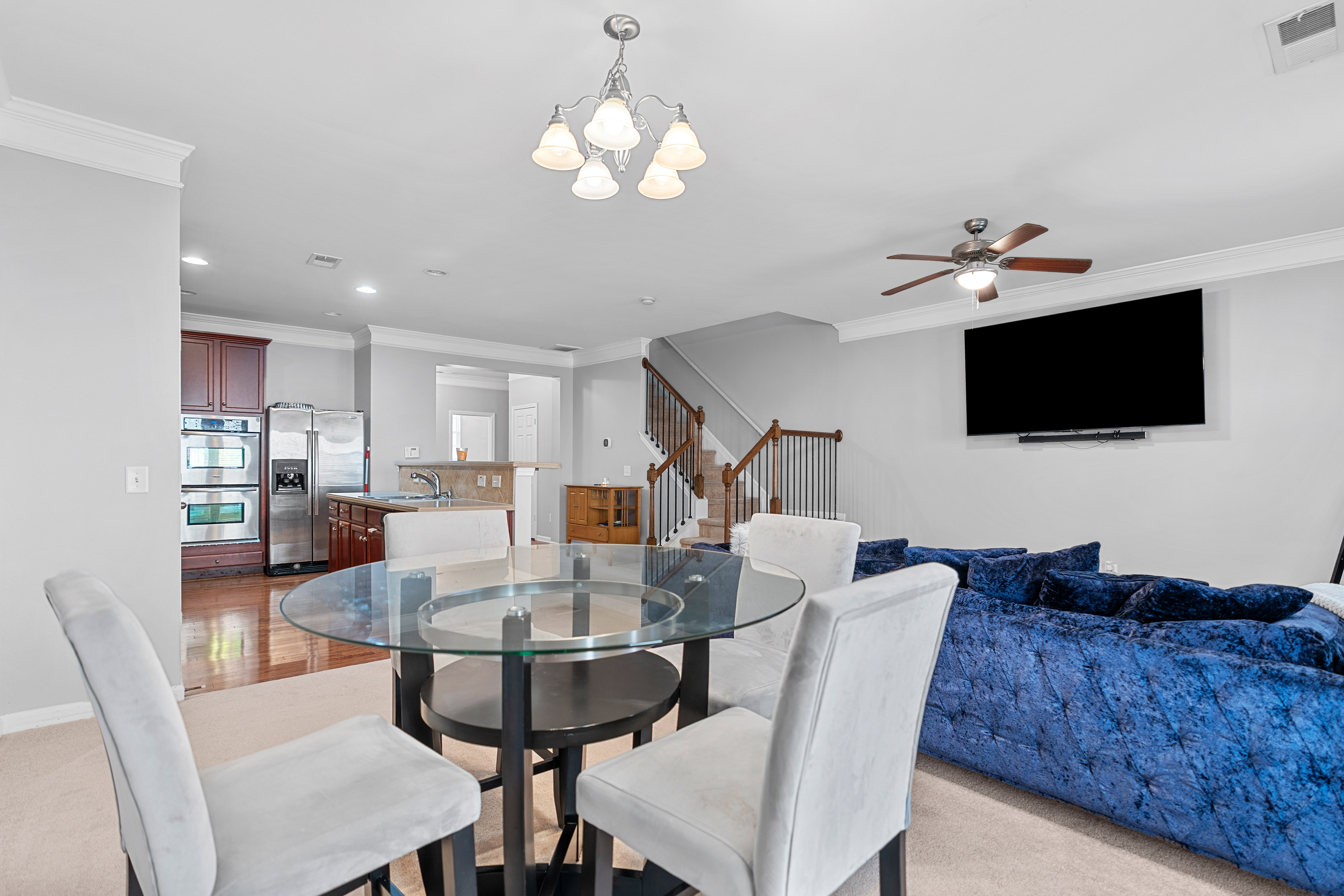  Stylish, Spacious and Ideally Located Townhome - 物件實景