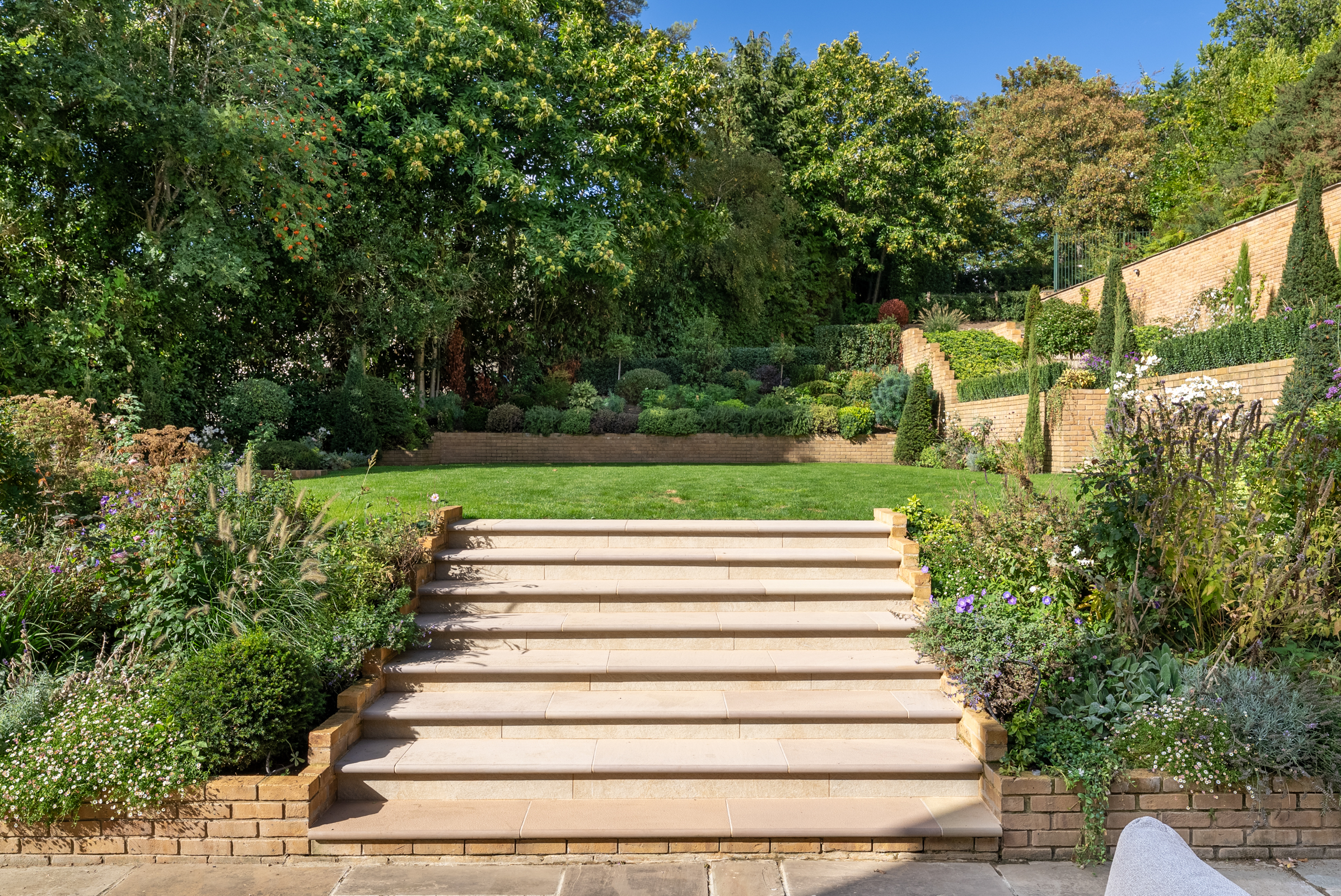  A six-bedroom St George’s Hill house with a private spa and rising-floor pool - 物件實景