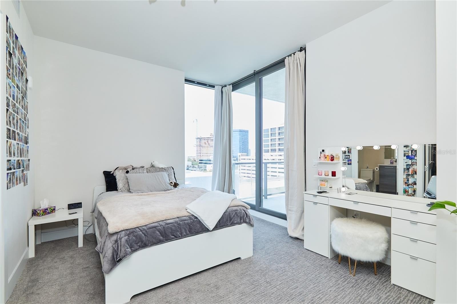 ST PETERSBURG, Florida, 33701, United States, 2 Bedrooms Bedrooms, ,3 BathroomsBathrooms,Residential,For Sale,1981835