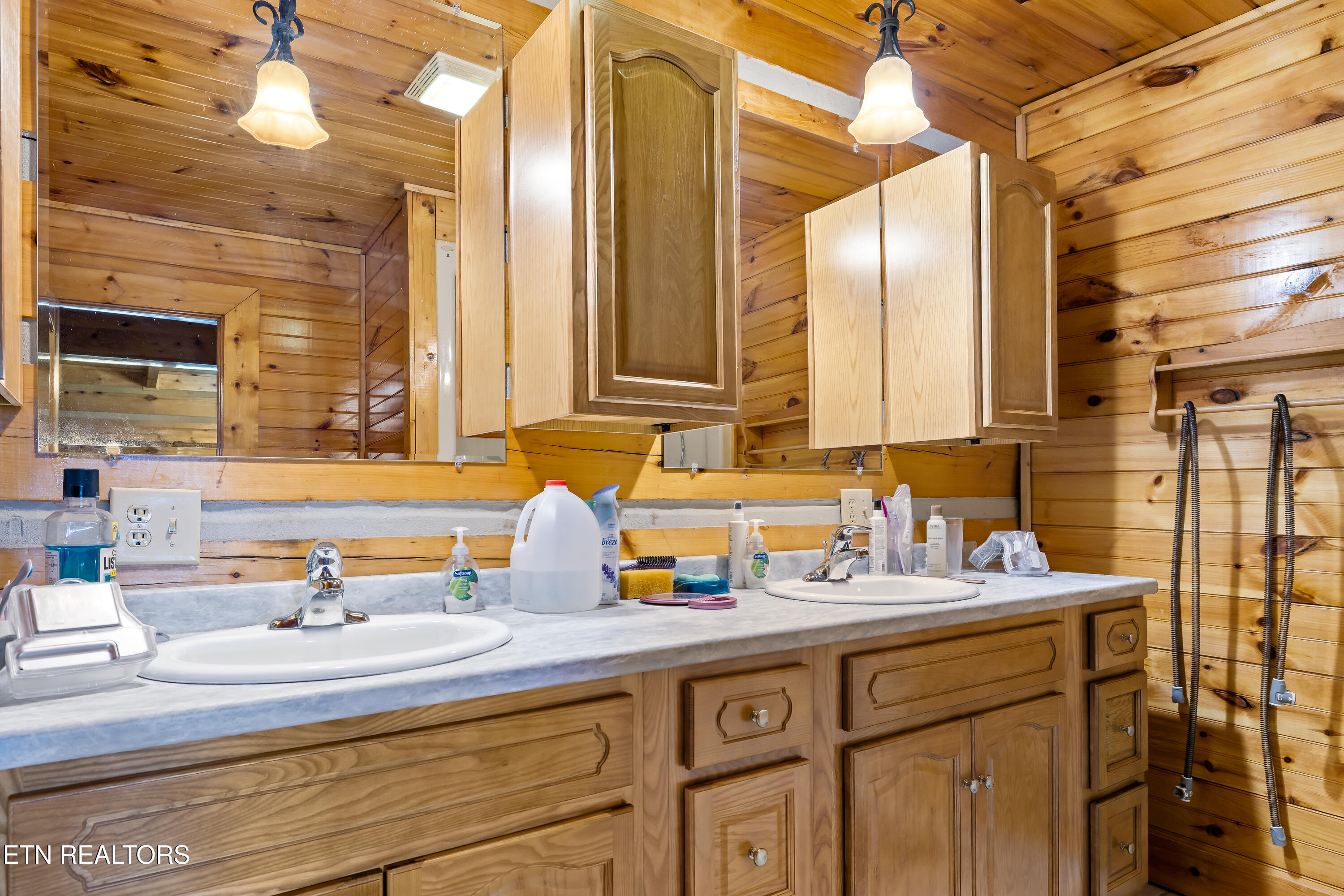 Vonore, Tennessee, 37885, United States, 3 Bedrooms Bedrooms, ,4 BathroomsBathrooms,Residential,For Sale,2048933