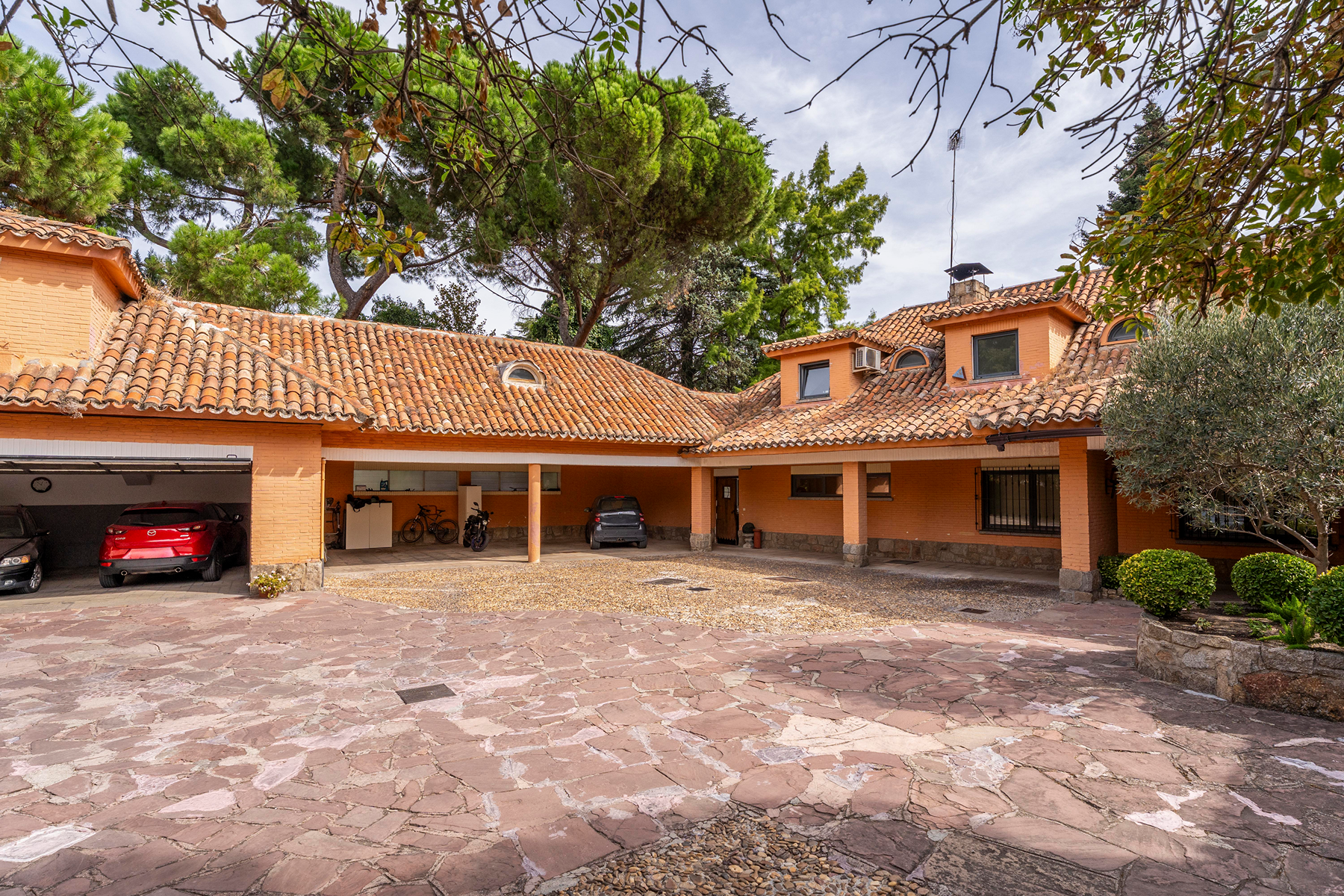 1,695 m² residence on a 4,873 m² plot in Puerta de Hierro - 物件實景