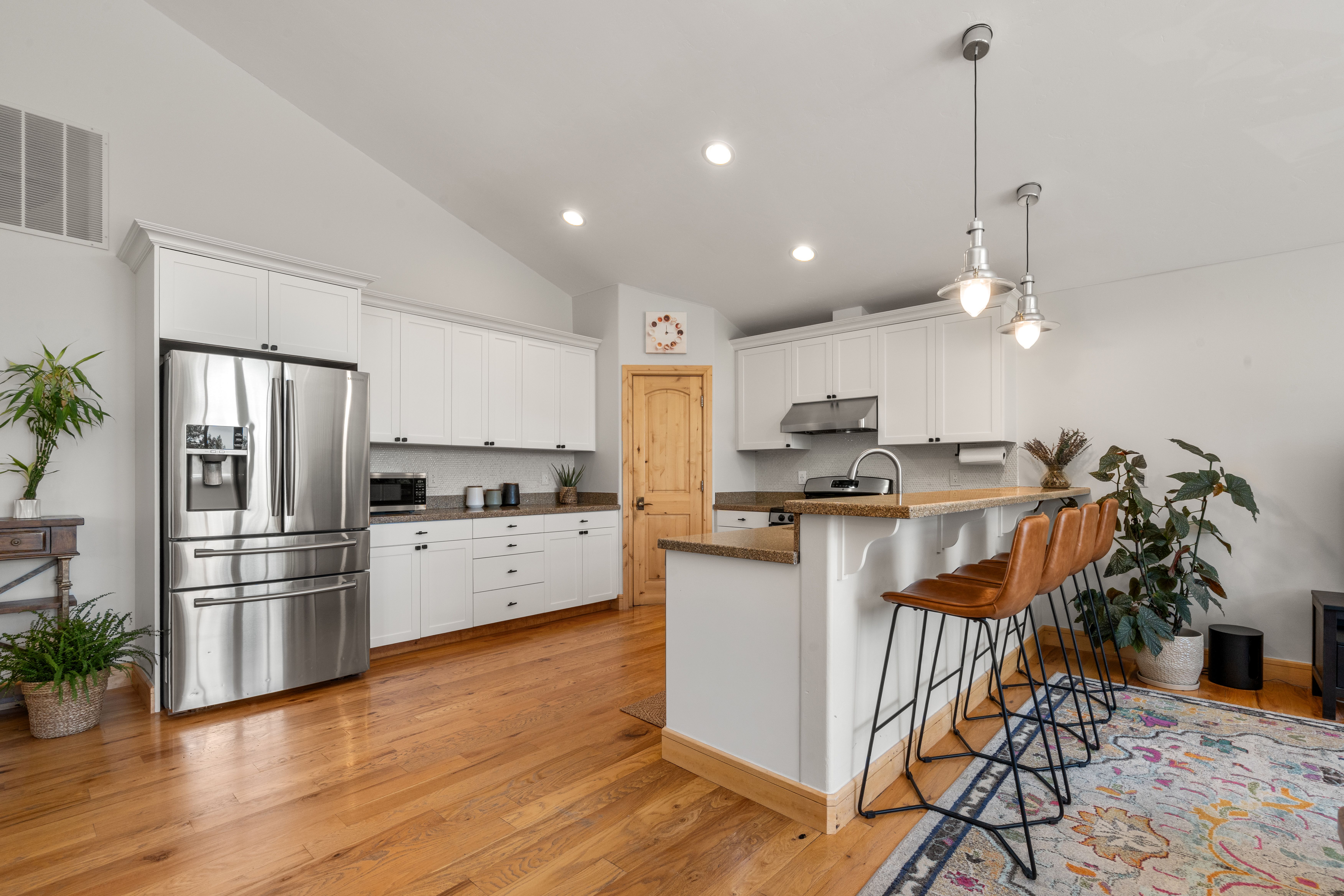  Inviting Home Features Soaring Vaulted Ceilings, Expansive Windows~ - 物件實景
