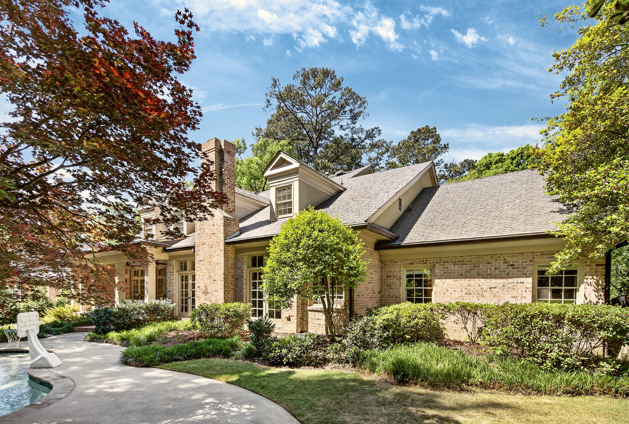  Exceptional Estate with Pool Nestled on 2+/- Private Acres Near Chastain Park - 物件實景