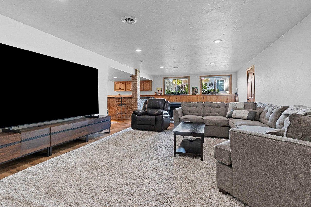 GREEN BAY, Wisconsin, 54302, United States, 3 Bedrooms Bedrooms, ,4 BathroomsBathrooms,Residential,For Sale,1818314