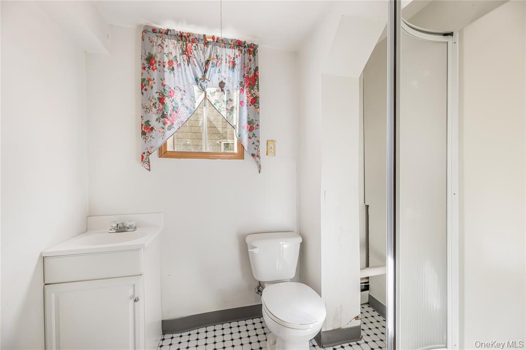 Yonkers, New York, 10703, United States, 6 Bedrooms Bedrooms, ,2 BathroomsBathrooms,Residential,For Sale,1984096