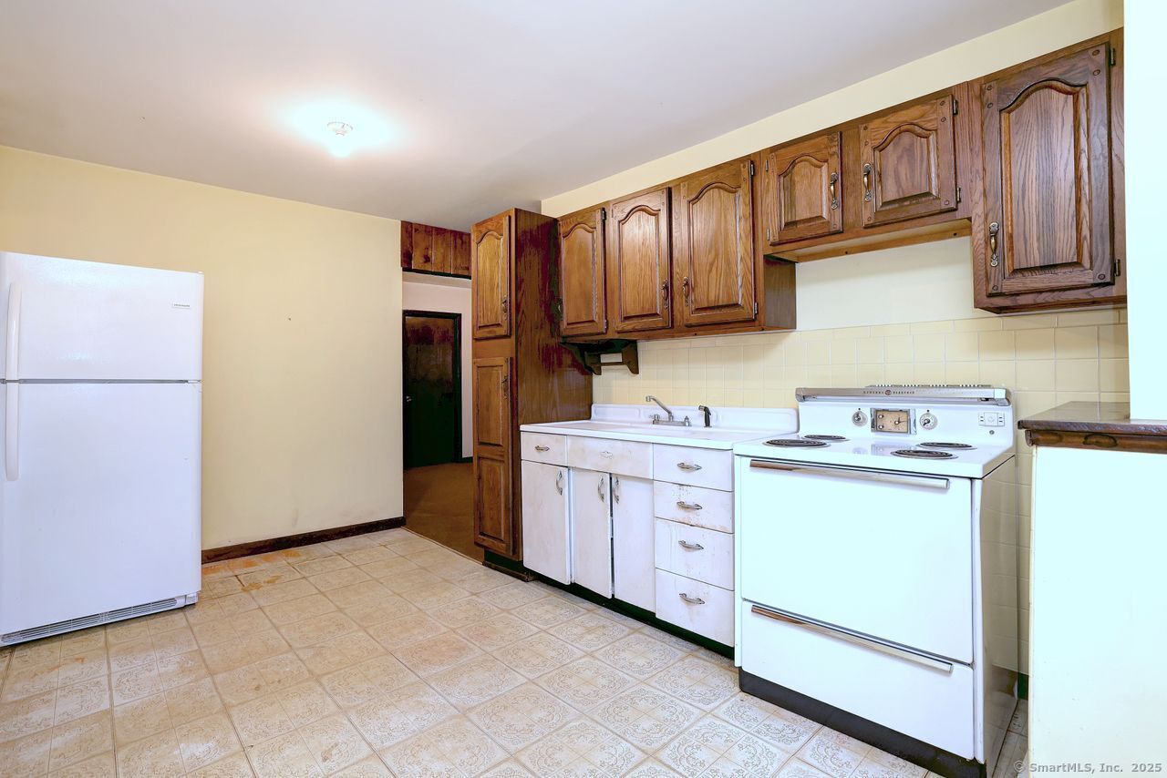 Trumbull, Connecticut, 06611, United States, 3 Bedrooms Bedrooms, ,2 BathroomsBathrooms,Residential,For Sale,1988138