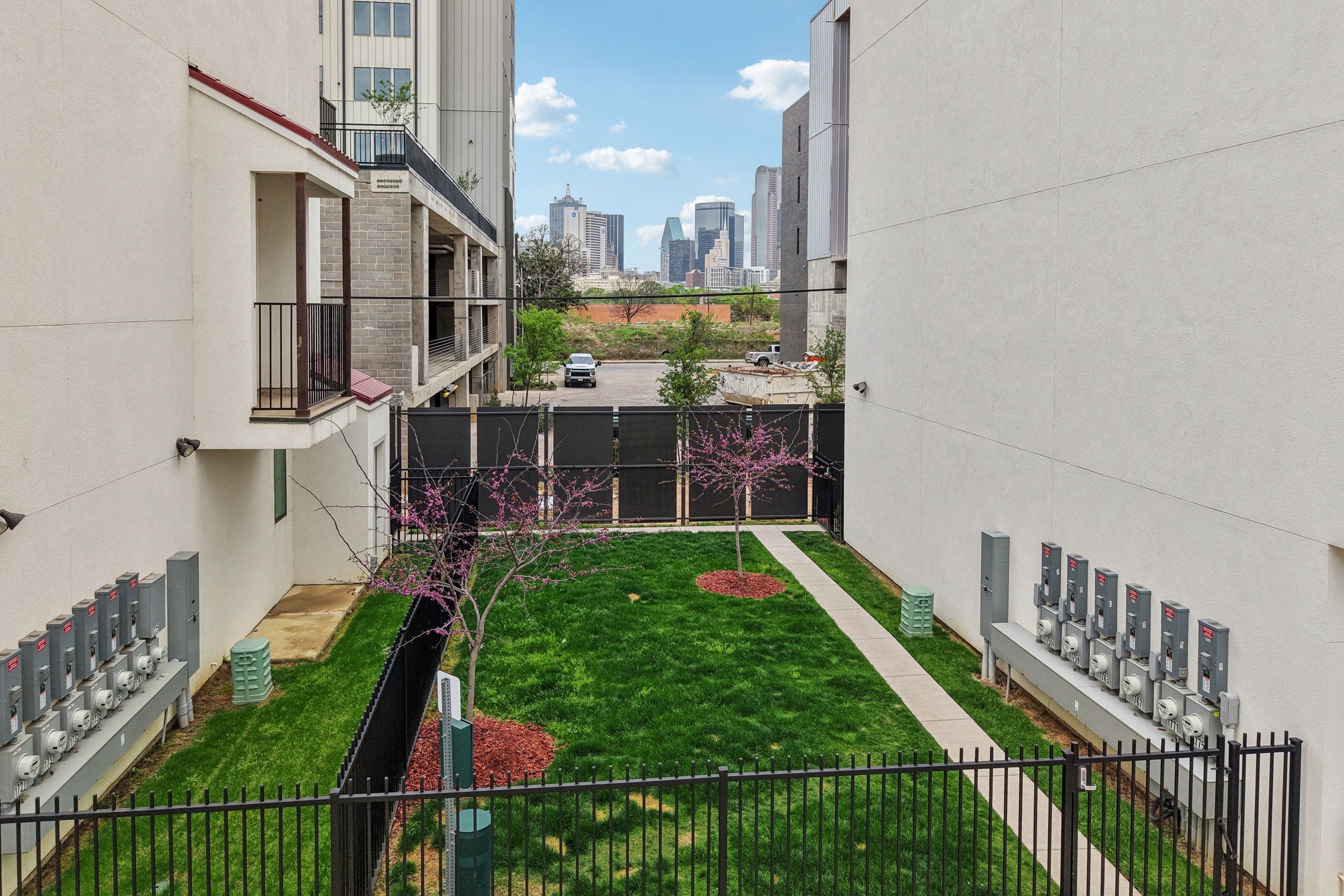  Spanish Style in the Cedars - 物件實景