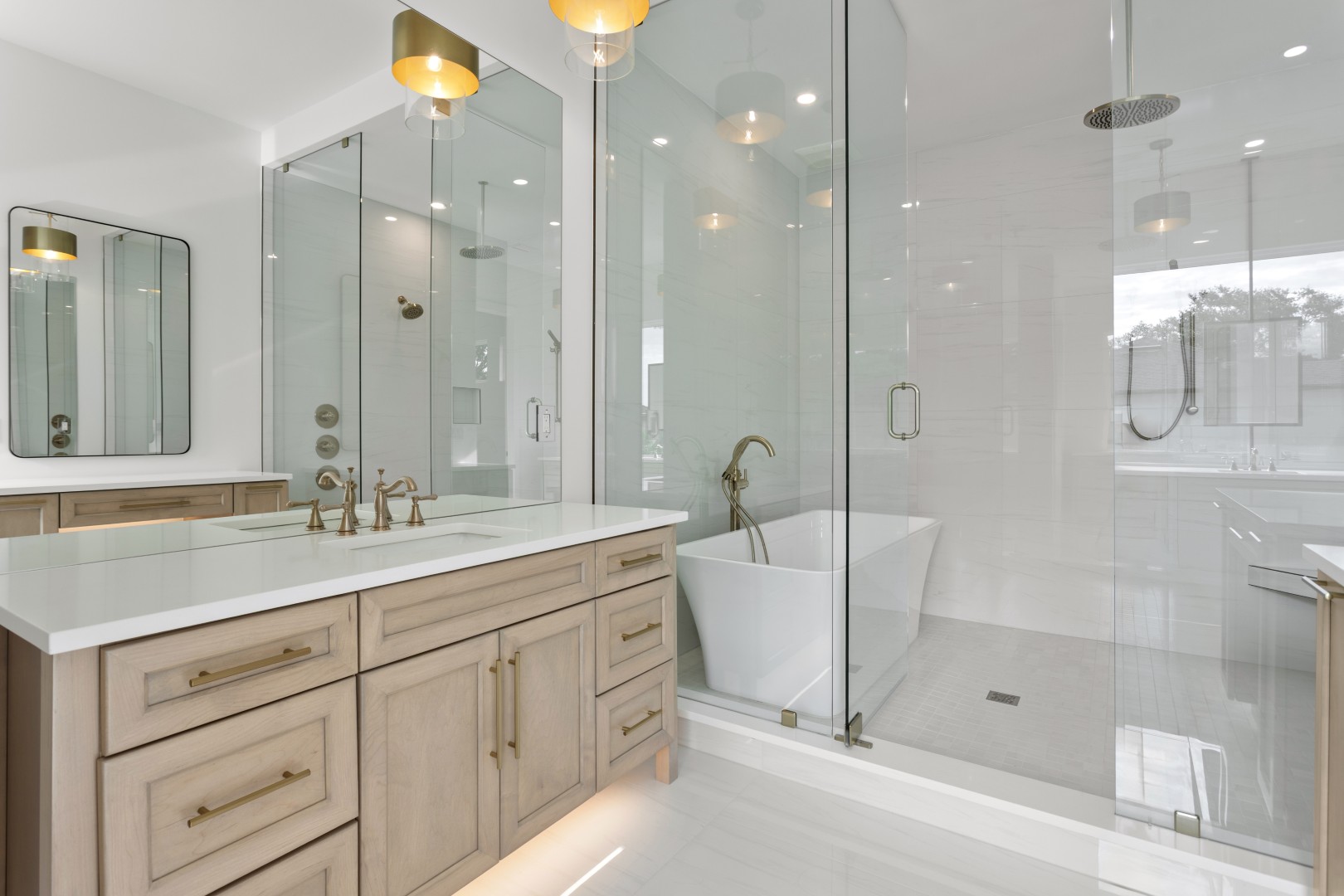 Tampa, Florida, 33611, United States, 6 Bedrooms Bedrooms, ,6 BathroomsBathrooms,Residential,For Sale,1981634