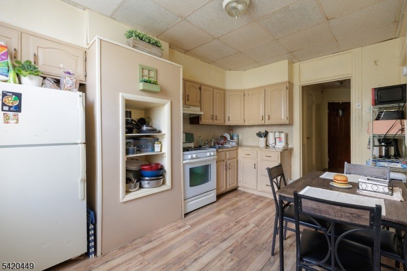 Weehawken Twp., New Jersey, 07086-5757, United States, 9 Bedrooms Bedrooms, ,4 BathroomsBathrooms,Residential,For Sale,2033780