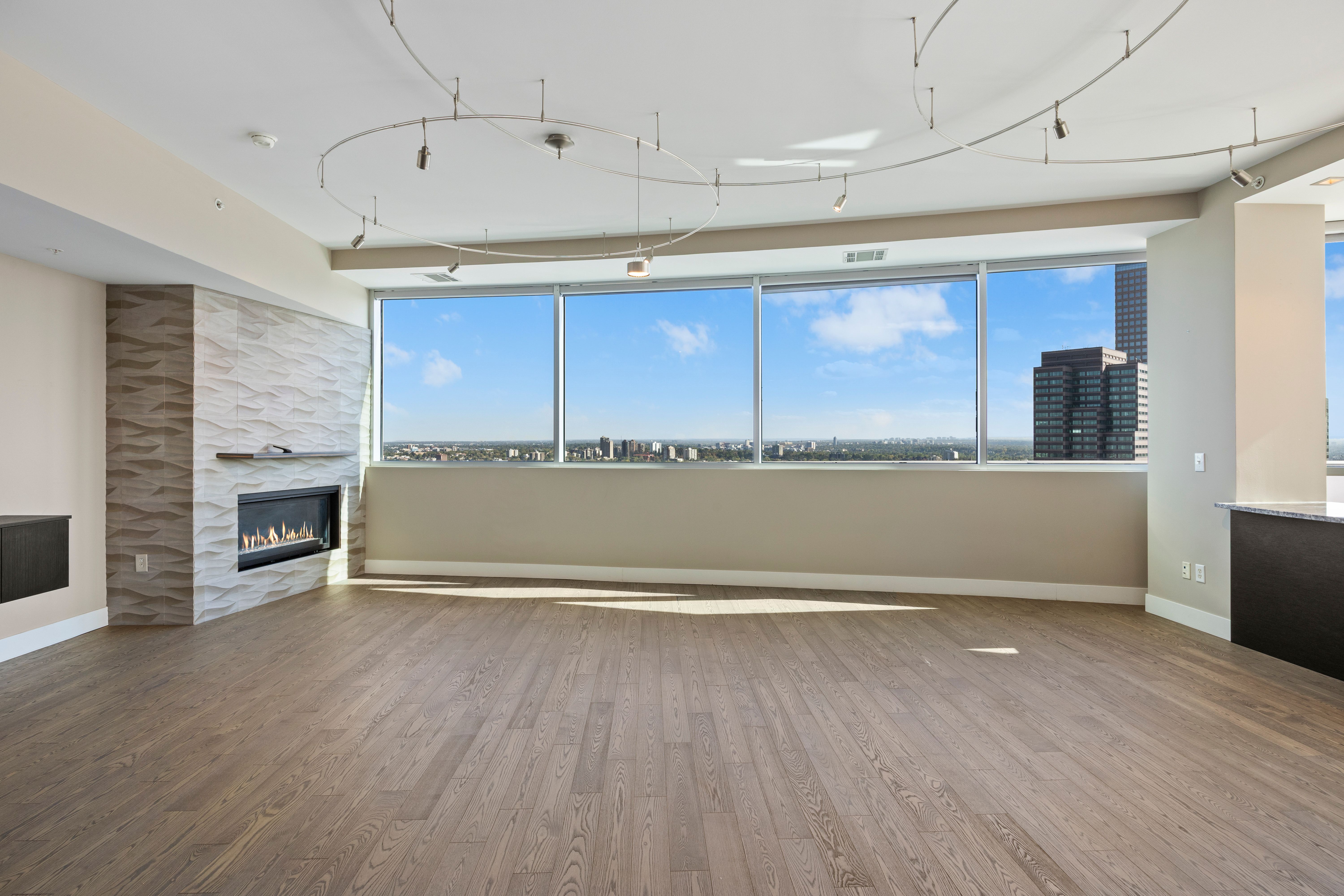  Over 1000 Feet of Private Terrace Throughout This Penthouse - 物件實景