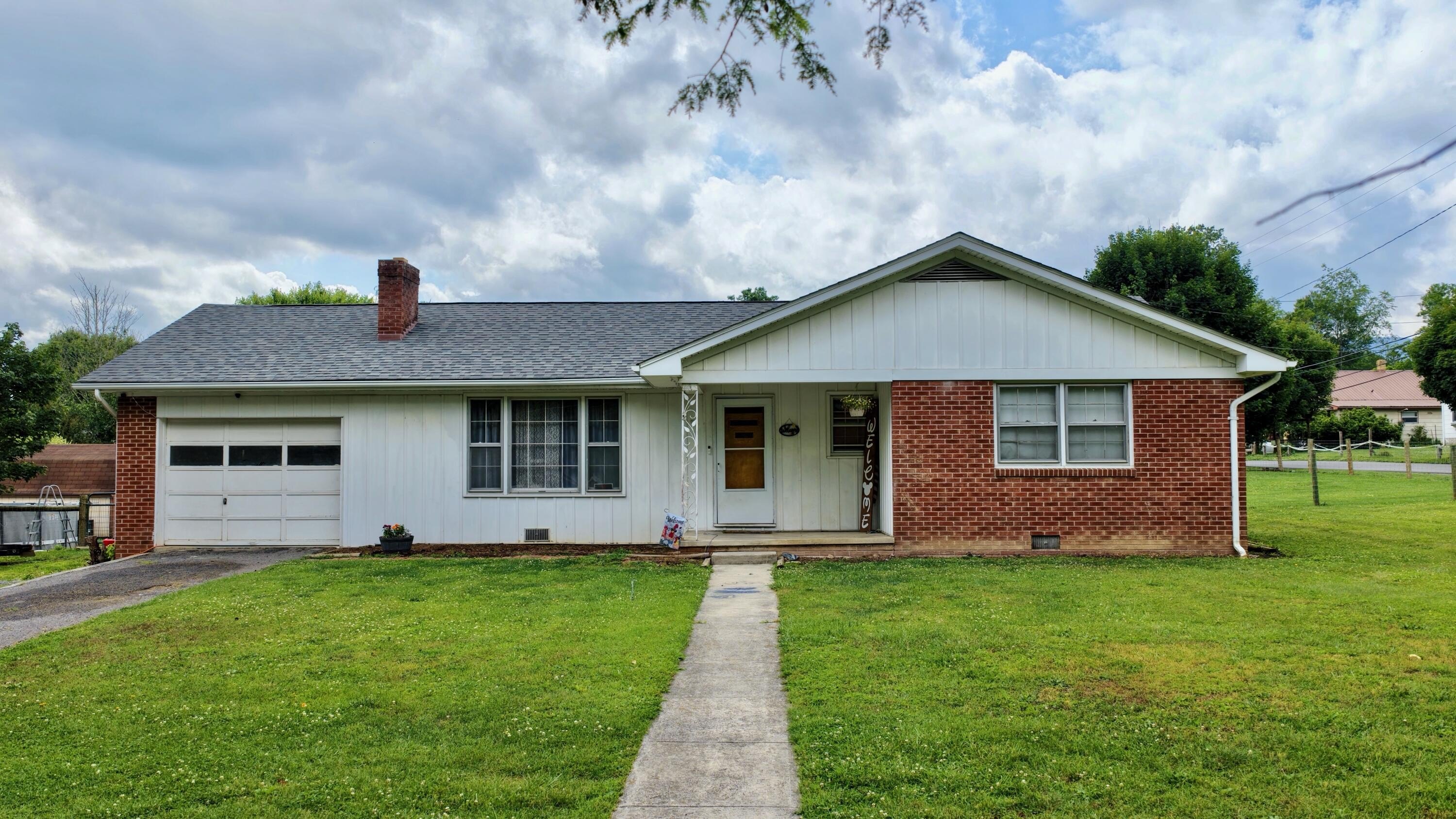 Chestnut Ave, Alderson, WV 24910
