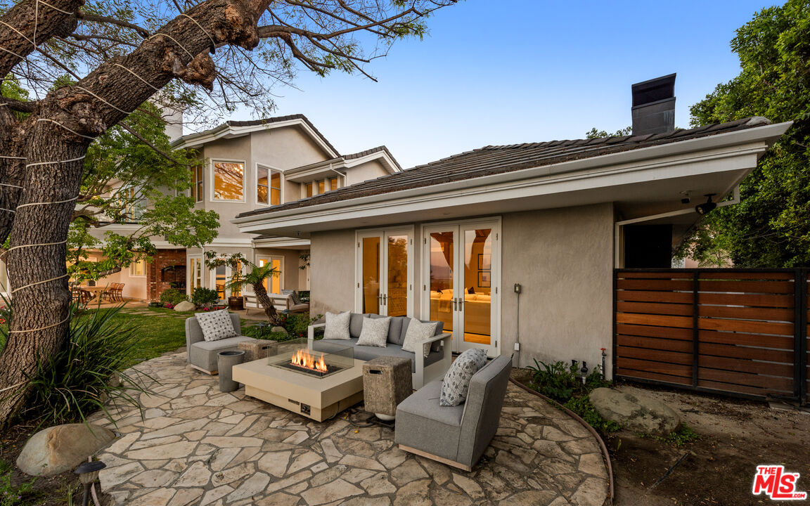 Los Angeles, California, 90049, United States, 5 Bedrooms Bedrooms, ,4 BathroomsBathrooms,Residential,For Sale,1889913