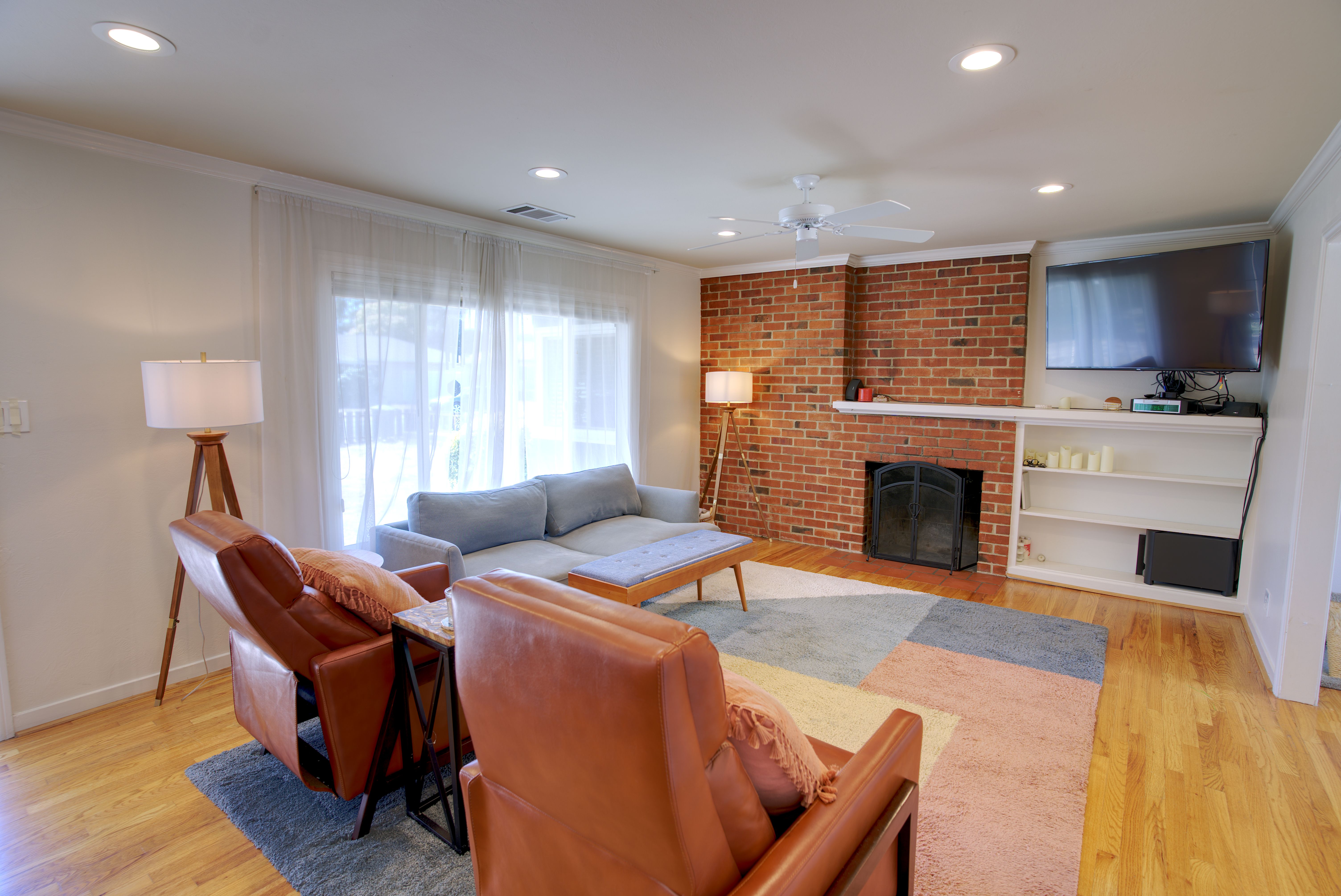  Classic Charm Meets Flexible Living in This Inviting Single-Story Ranch - 物件實景