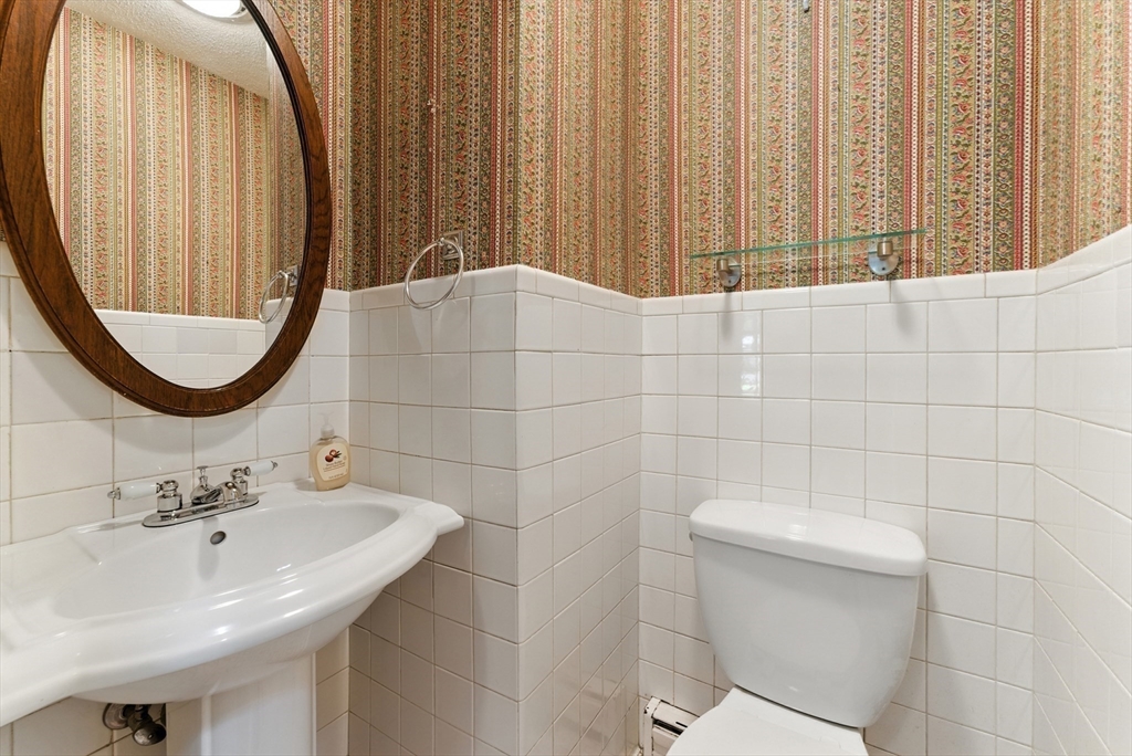 Longmeadow, Massachusetts, 01106, United States, 3 Bedrooms Bedrooms, ,3 BathroomsBathrooms,Residential,For Sale,1933397