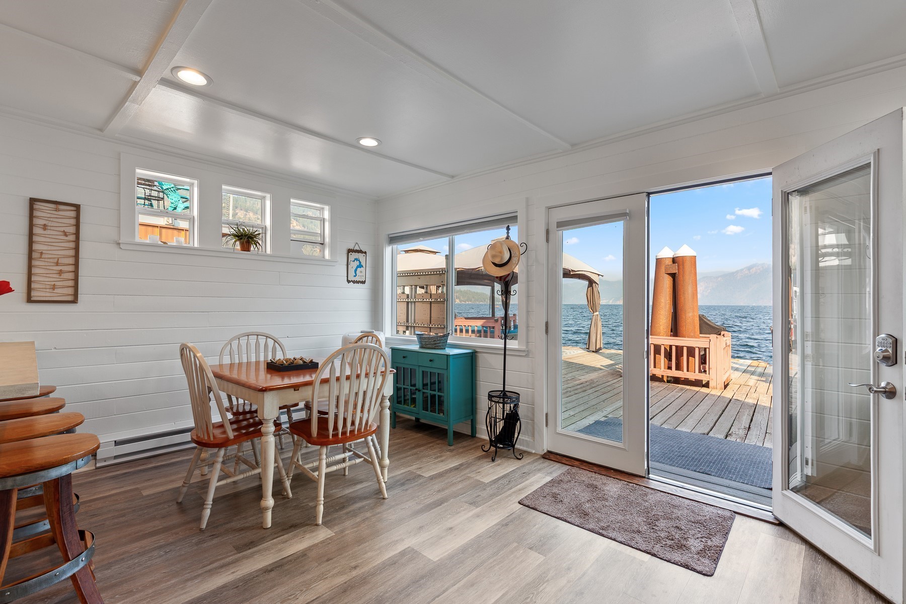  Updated Float Home in Bayview - 物件實景