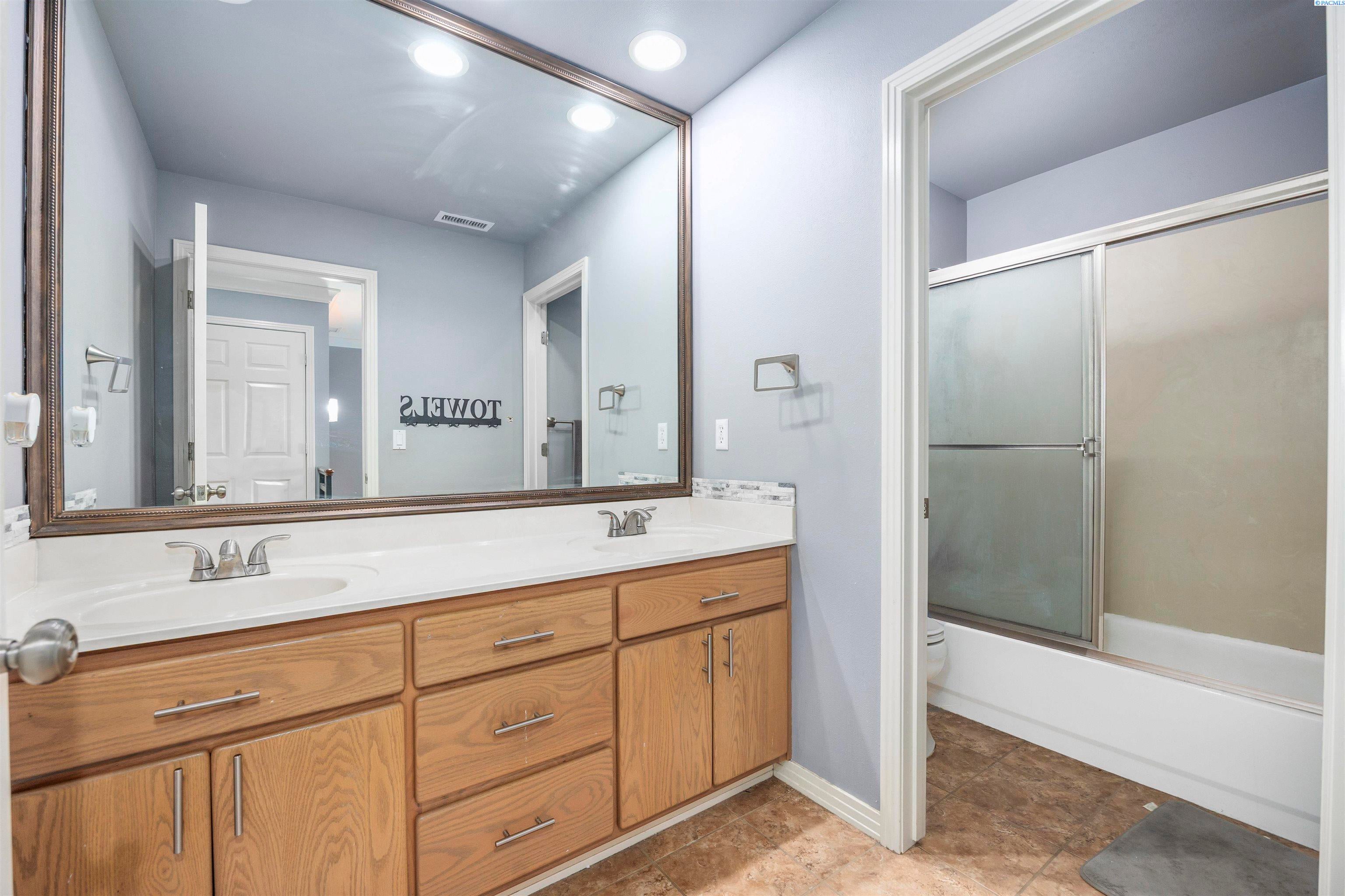 Kennewick, Washington, 99337, United States, 6 Bedrooms Bedrooms, ,4 BathroomsBathrooms,Residential,For Sale,1979182