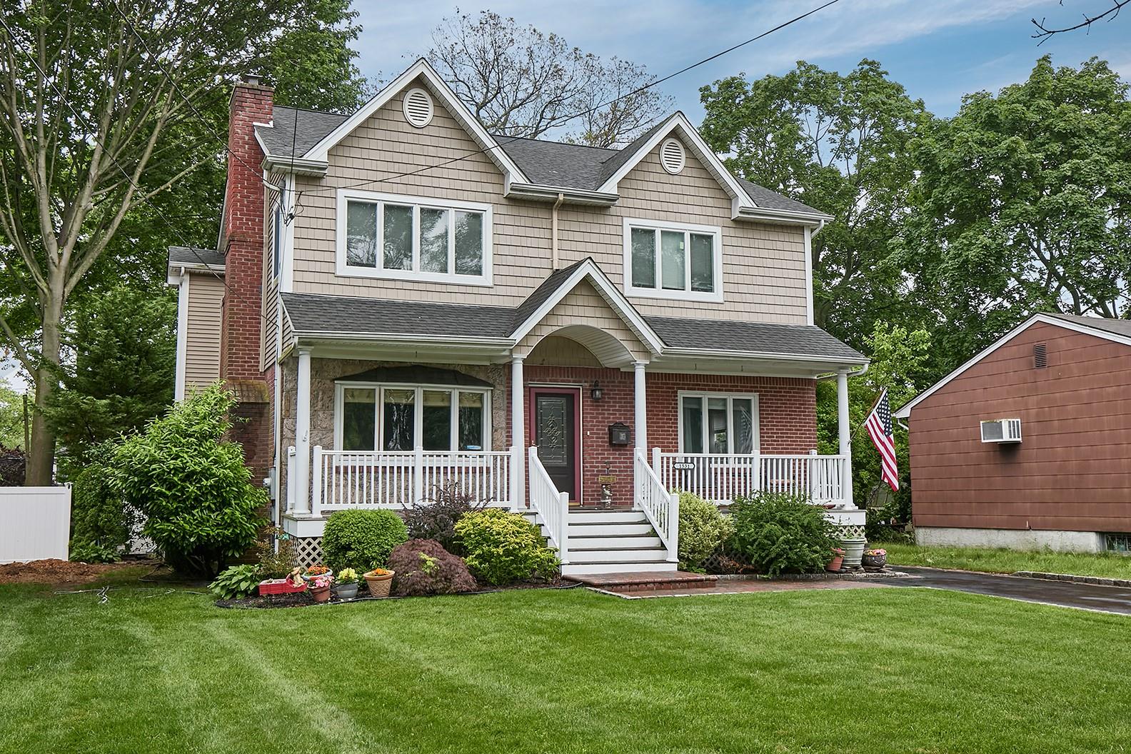Merrick, New York, 11566, United States, 4 Bedrooms Bedrooms, ,2 BathroomsBathrooms,Residential,For Sale,1923596