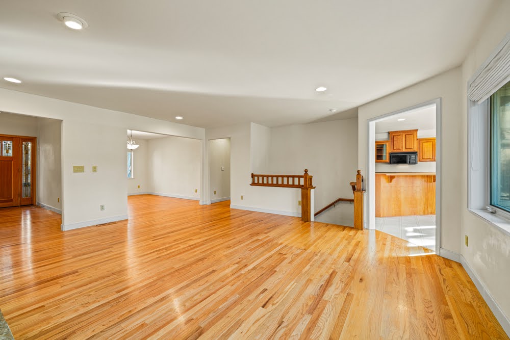 KLAMATH FALLS, Oregon, 97601, United States, 3 Bedrooms Bedrooms, ,4 BathroomsBathrooms,Residential,For Sale,1981715