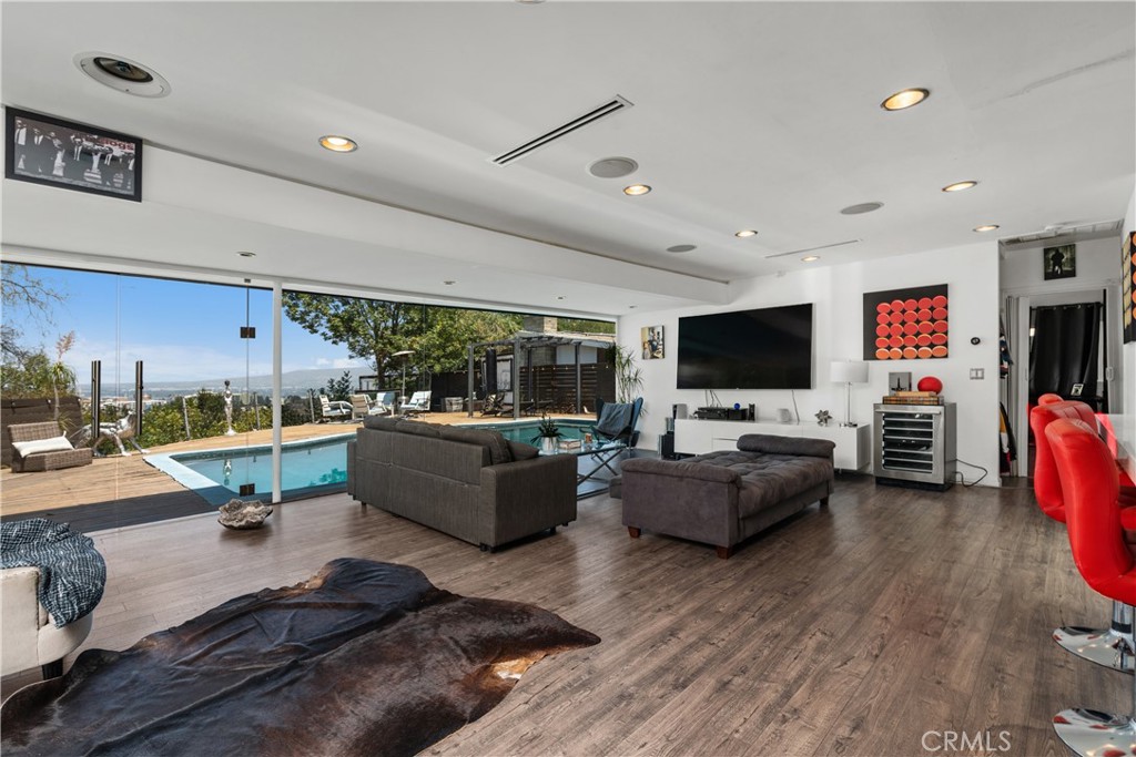 Los Angeles, California, 90068, United States, 2 Bedrooms Bedrooms, ,2 BathroomsBathrooms,Residential,For Sale,1918041