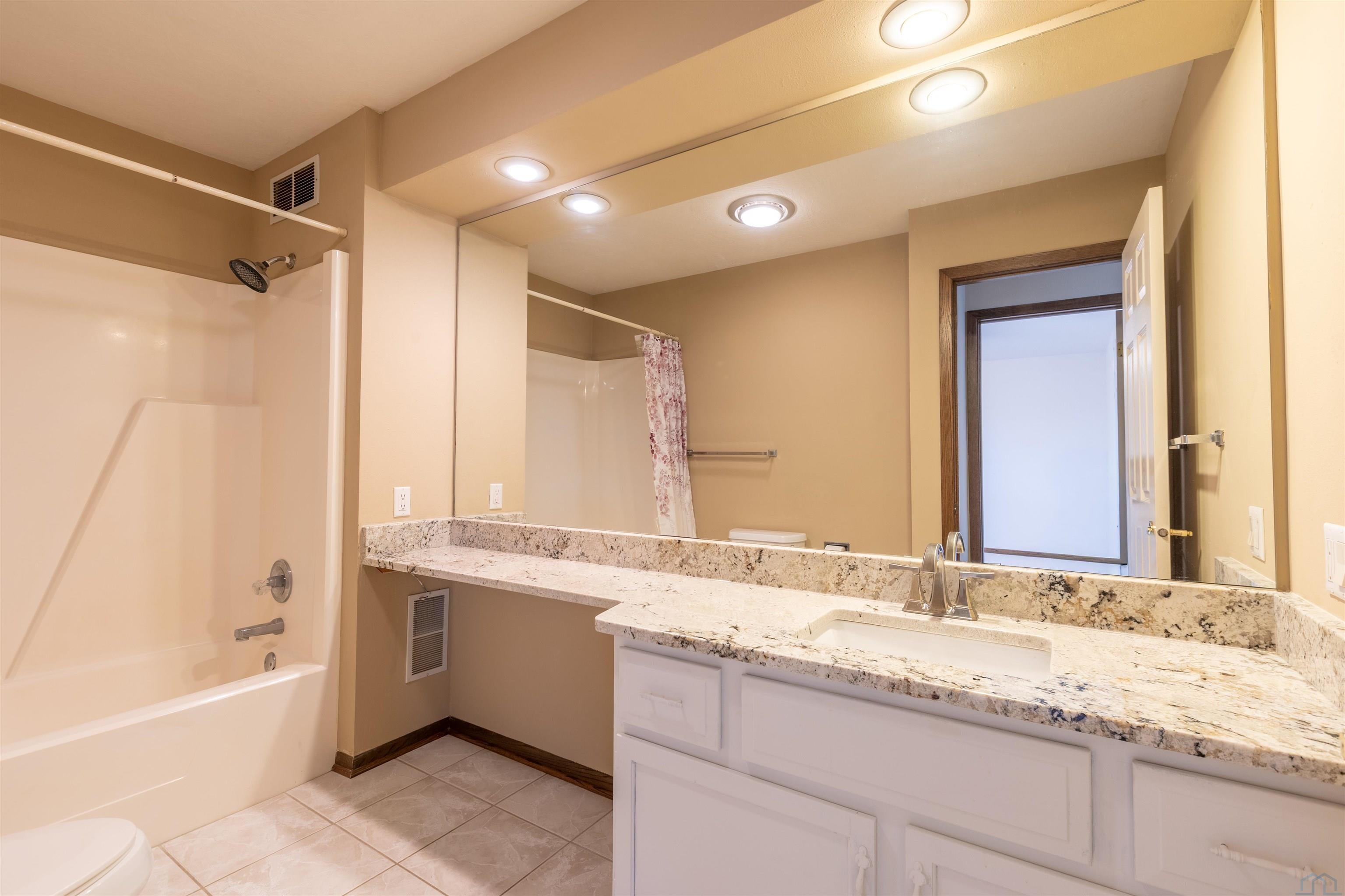 Sioux City, Iowa, 51104, United States, 4 Bedrooms Bedrooms, ,5 BathroomsBathrooms,Residential,For Sale,2042014