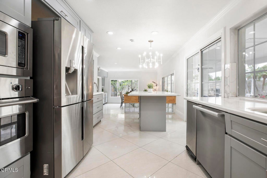 Los Angeles, California, 91352, United States, 5 Bedrooms Bedrooms, ,5 BathroomsBathrooms,Residential,For Sale,1941617