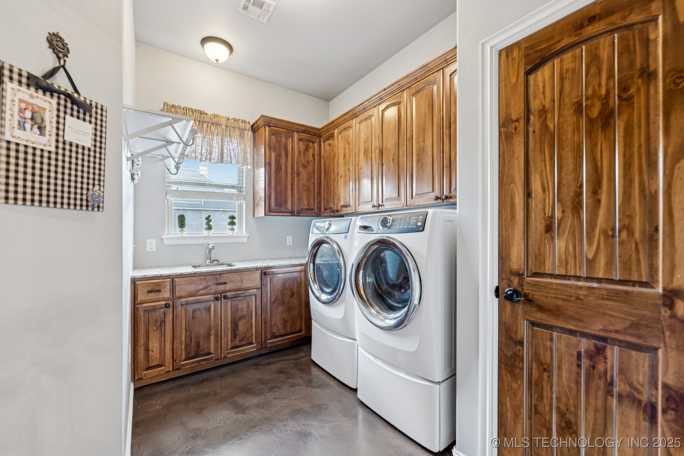 Sapulpa, Oklahoma, 74066, United States, 4 Bedrooms Bedrooms, ,4 BathroomsBathrooms,Residential,For Sale,1940003